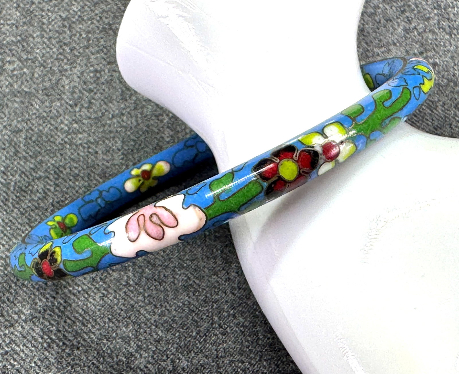 Vintage Chinese cloisonne enamel bracelet bangle: Vintage Chinese cloisonne enamel bracelet bangle. Unmarked. For measures please refer to the pictures taken with a measuring tape. Weight: 22 Grams. This is a NO RESERVE AUCTION: there are no hidden o