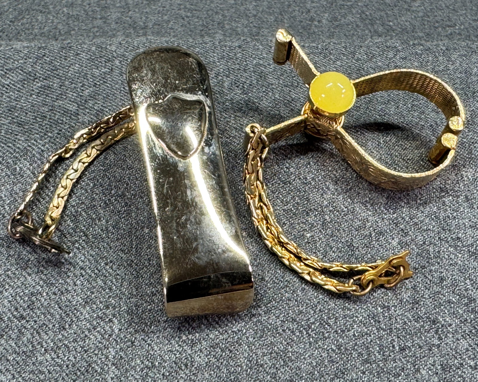 Vintage Assorted yellow lucite cabs & monogram shield space Scarf Glove Clips with Purse Chain: Vintage Assorted yellow lucite cabs & monogram shield space Scarf Glove Clips with Purse Chain. Unmarked. For measures please refer to the pictures taken with a measuring tape. Weight: 24 Grams. This 