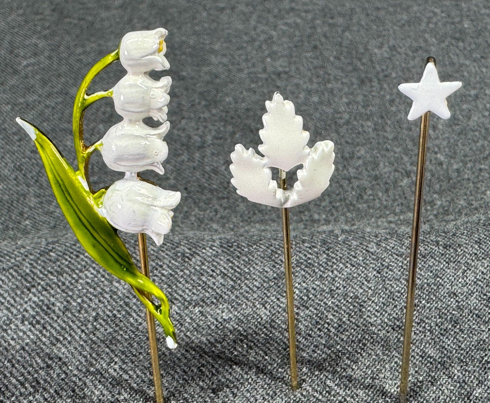 Vintage white enamel flowers, leaves & a star stick pins: Vintage white enamel flowers, leaves & a star stick pins. the leaves one is marked Monet and the other two are unmarked. For measures please refer to the pictures taken with a measuring tape. Weight: