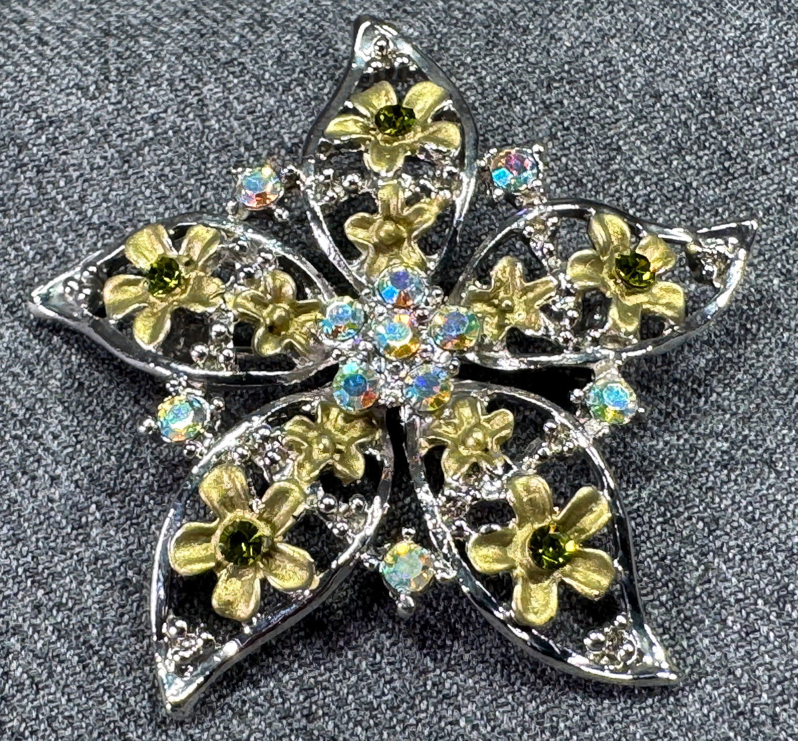 Vintage AB crystals enamel silvertone flowers pin brooch: Vintage AB crystals enamel silvertone flowers pin brooch. Unmarked For measures please refer to the pictures taken with a measuring tape. Weight: 14 Grams. This is a NO RESERVE AUCTION: there are no h