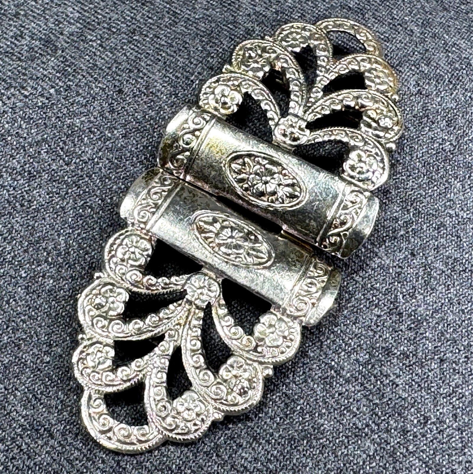 Antique German flowers silvertone metal belt buckle: Antique German flowers silvertone metal belt buckle. Marked Germany. For measures please refer to the pictures taken with a measuring tape. Weight: 7 Grams. This is a NO RESERVE AUCTION: there are no 
