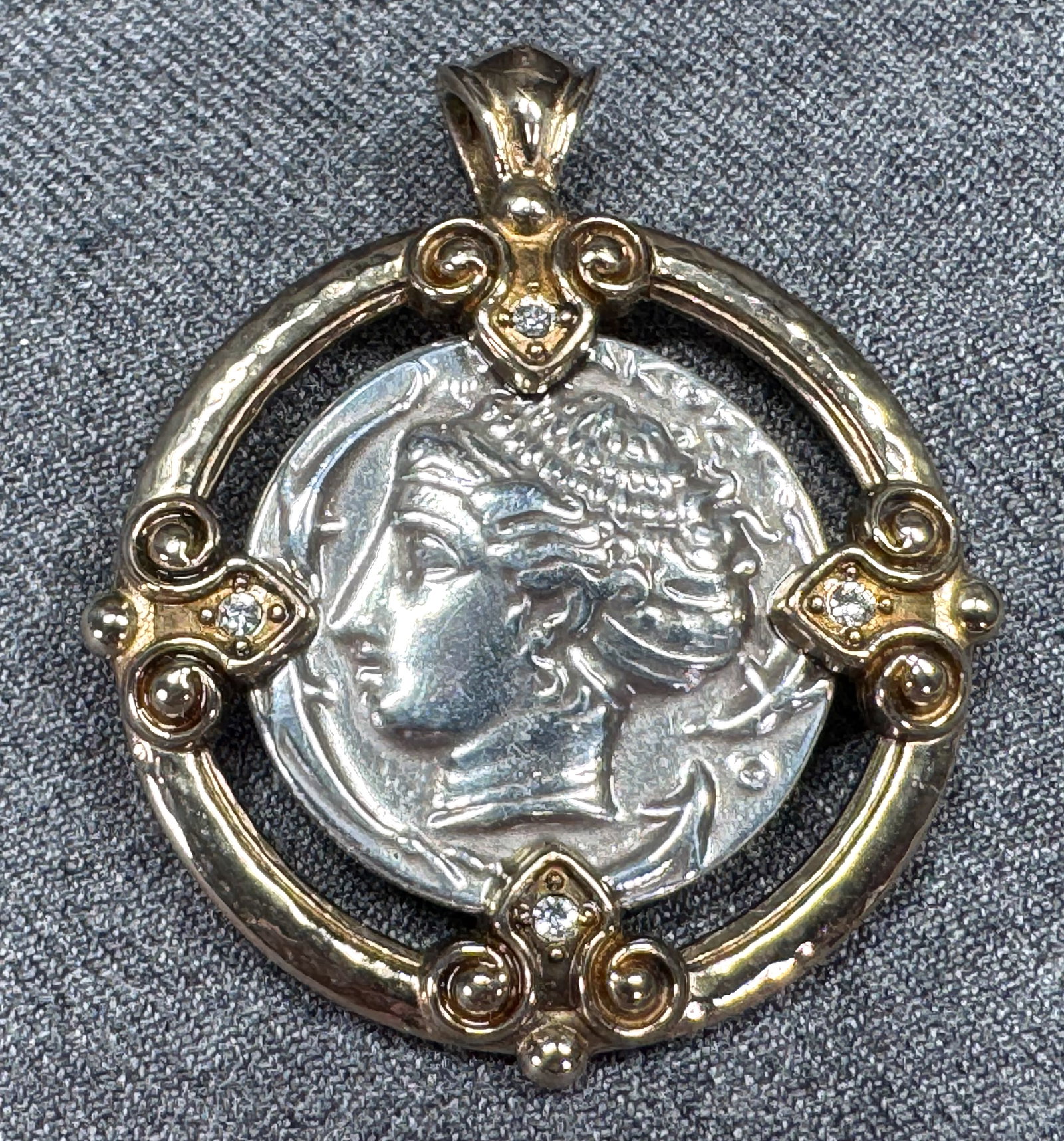 Vintage 80s Arethusa surrounded by dolphins Syracuse Greek Coin Replica Pendant: Vintage 80s Arethusa surrounded by dolphins Syracuse Greek Coin Replica Pendant . Unmarked. For measures please refer to the pictures taken with a measuring tape. Weight: 23 Grams. This is a NO RESERV