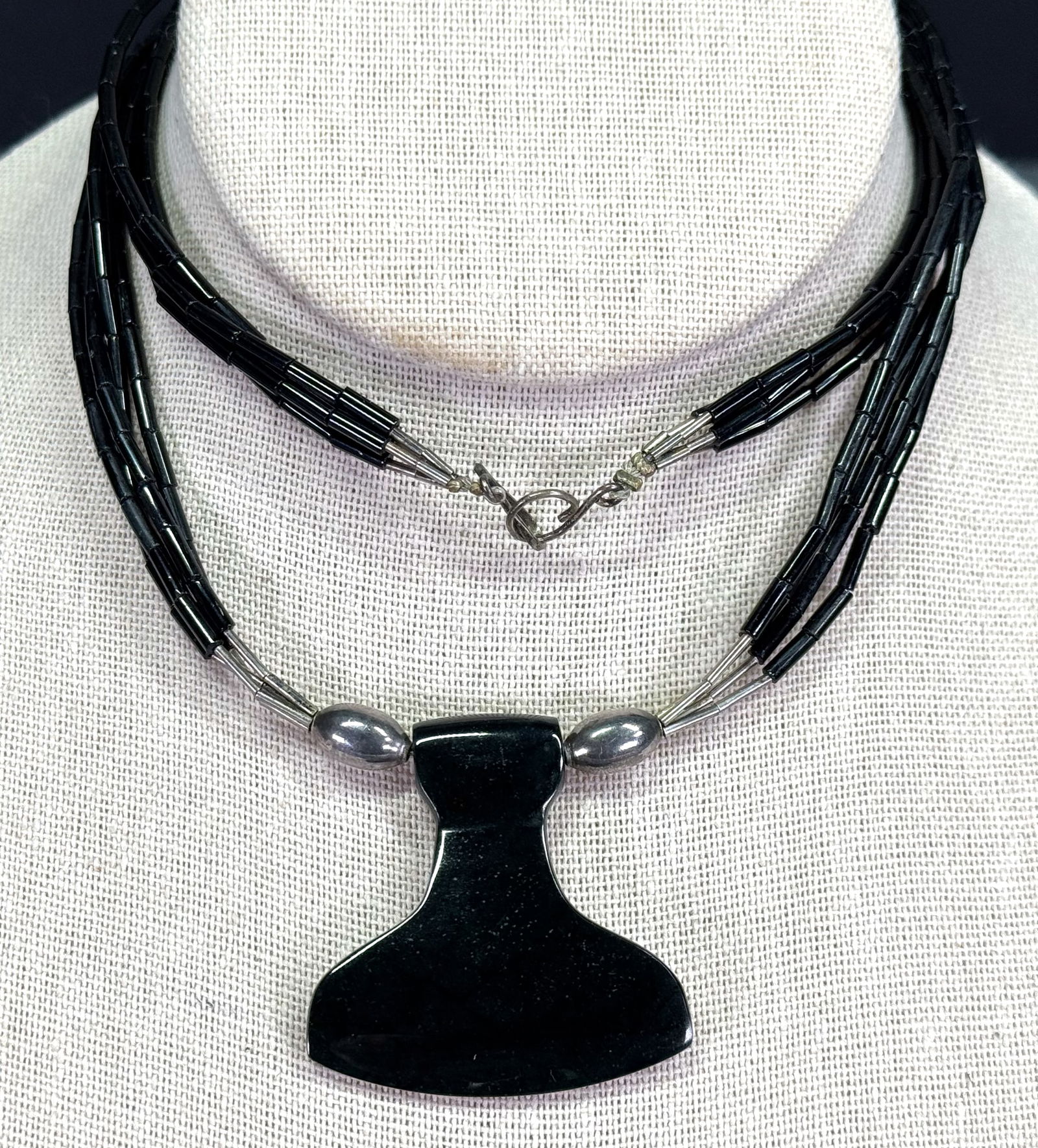 Vintage Southwestern style black onix medallion, sterling, black glass & liquid silver necklace: Vintage Southwestern style black onix medallion, sterling, black glass & liquid silver necklace. Ummarked. For measures please refer to the pictures taken with a measuring tape. Weight: 100 Grams. Thi