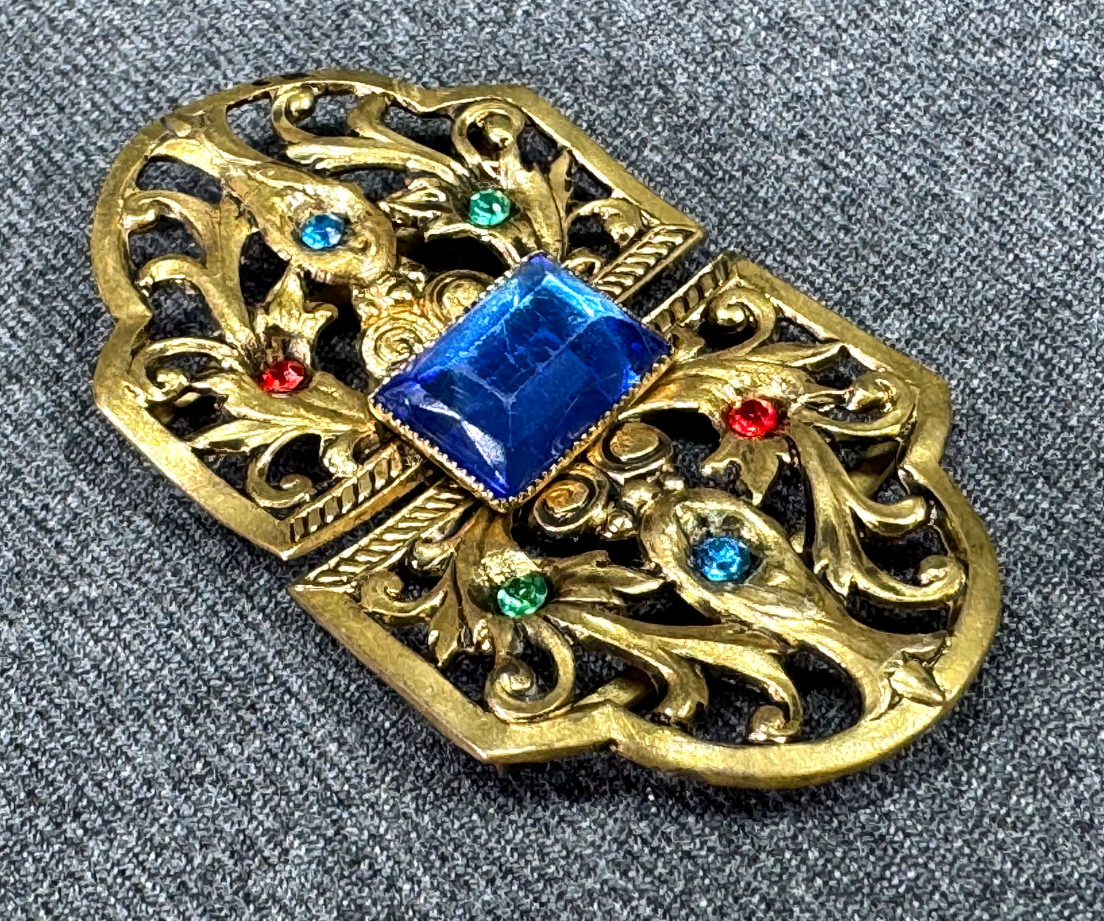 Antique Czech vahaull crystal & rhinestones filligree goldtone belt buckle: Antique Czech vahaull crystal & rhinestones filligree goldtone belt buckle. Marked. For measures please refer to the pictures taken with a measuring tape. Weight: 10 Grams. This is a NO RESERVE AUCTIO