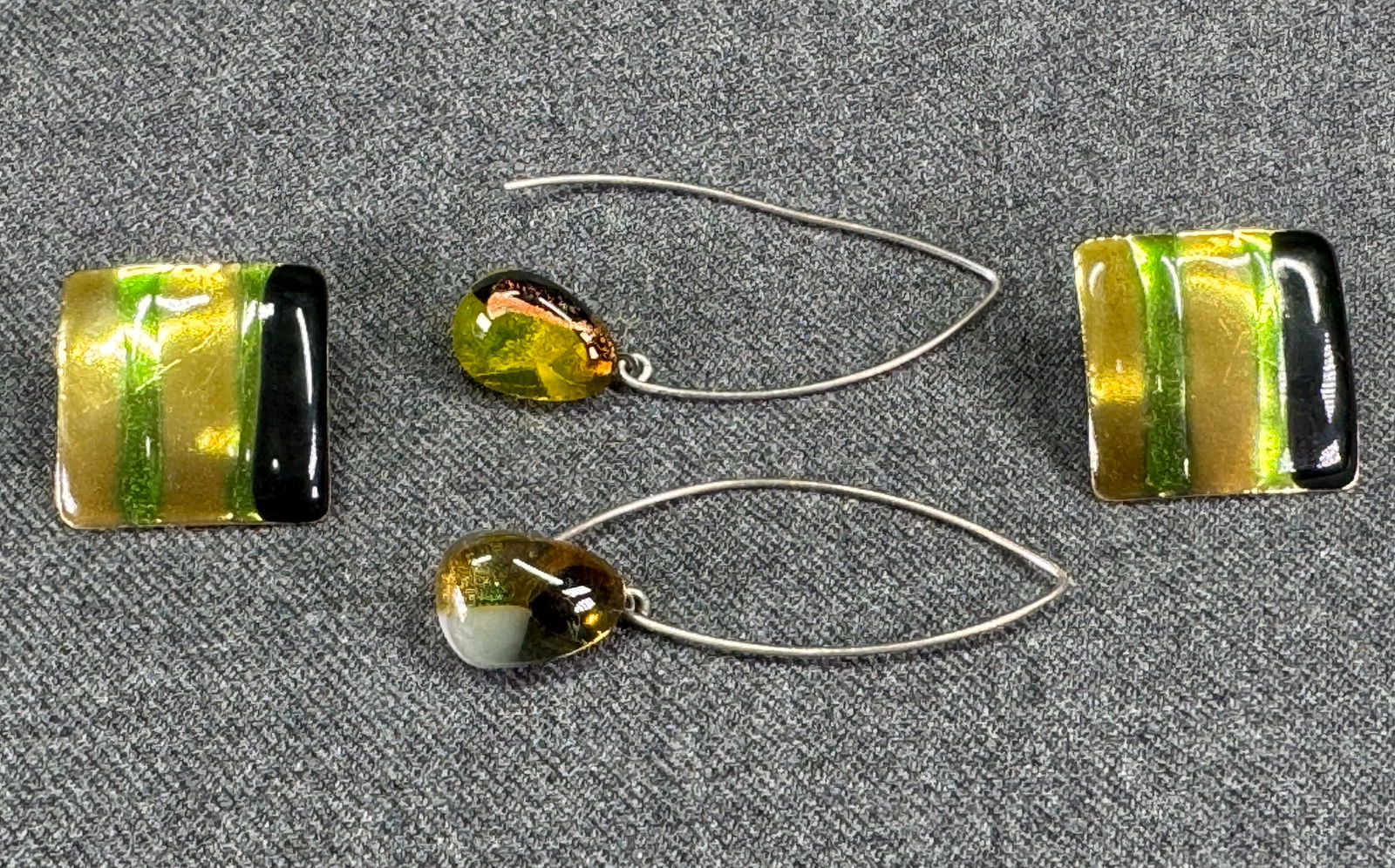 Vintage fall colors dichroic glass drop sivertone hook & enamel goldtone stud earrings: Vintage fall colors dichroic glass drop sivertone hook & enamel goldtone stud earrings. Unmarked For measures please refer to the pictures taken with a measuring tape. Weight: 9 Grams. This is a NO RE