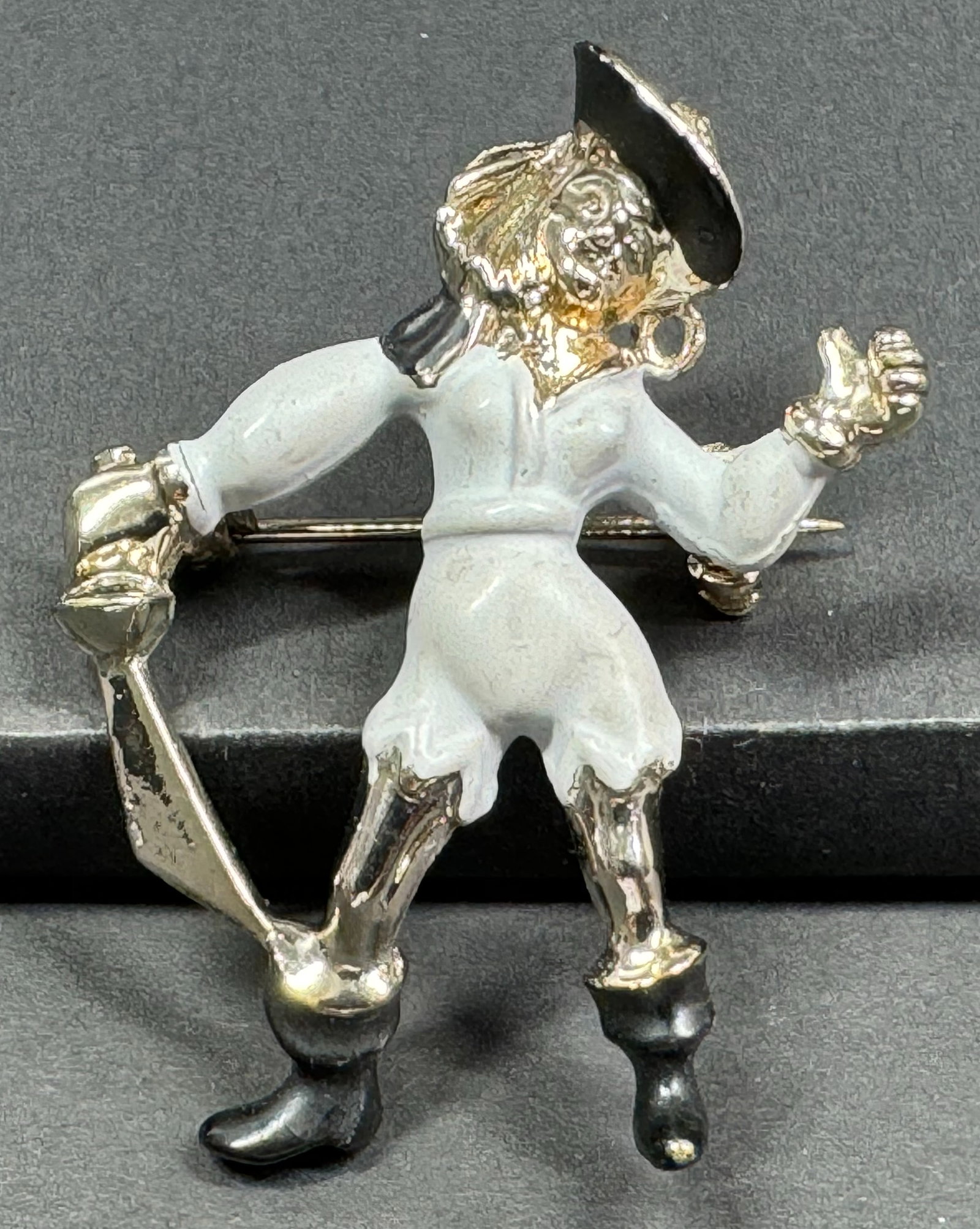 Vintage enamel goldtone metal buccaneers or pirate pin brooch.: Vintage enamel goldtone metal buccaneers or pirate pin brooch. For measures please refer to the pictures taken with a measuring tape. Weight: 13 Grams. This is a NO RESERVE AUCTION: there are no hidde