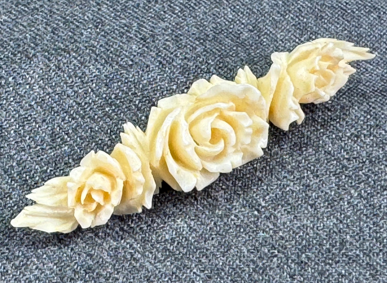 Vintage carved bone roses & leaves pin brooch: Vintage carved bone roses & leaves pin brooch. Unmarked. For measures please refer to the pictures taken with a measuring tape. Weight:3 Grams This is a NO RESERVE AUCTION: there are no hidden or conf