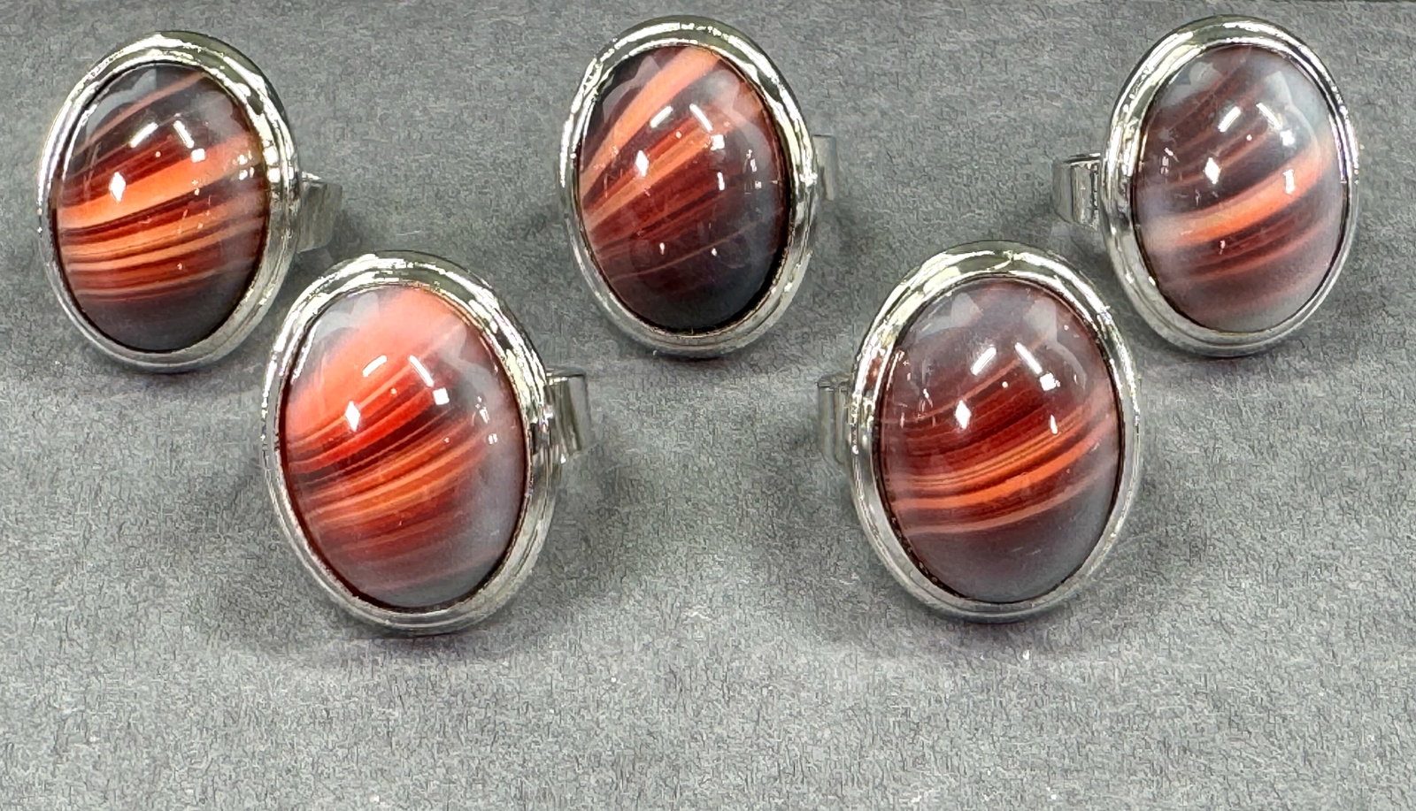 Vintage 80s unused agate stone cabs silvertone metal rings. Lot 0f 5: Vintage 80s unused agate stone cabs silvertone metal rings. Lot 0f 5 .Unmarked. Size is around 5 (please refer to the picture taken with a ring sizer). For measures please refer to the pictures taken 