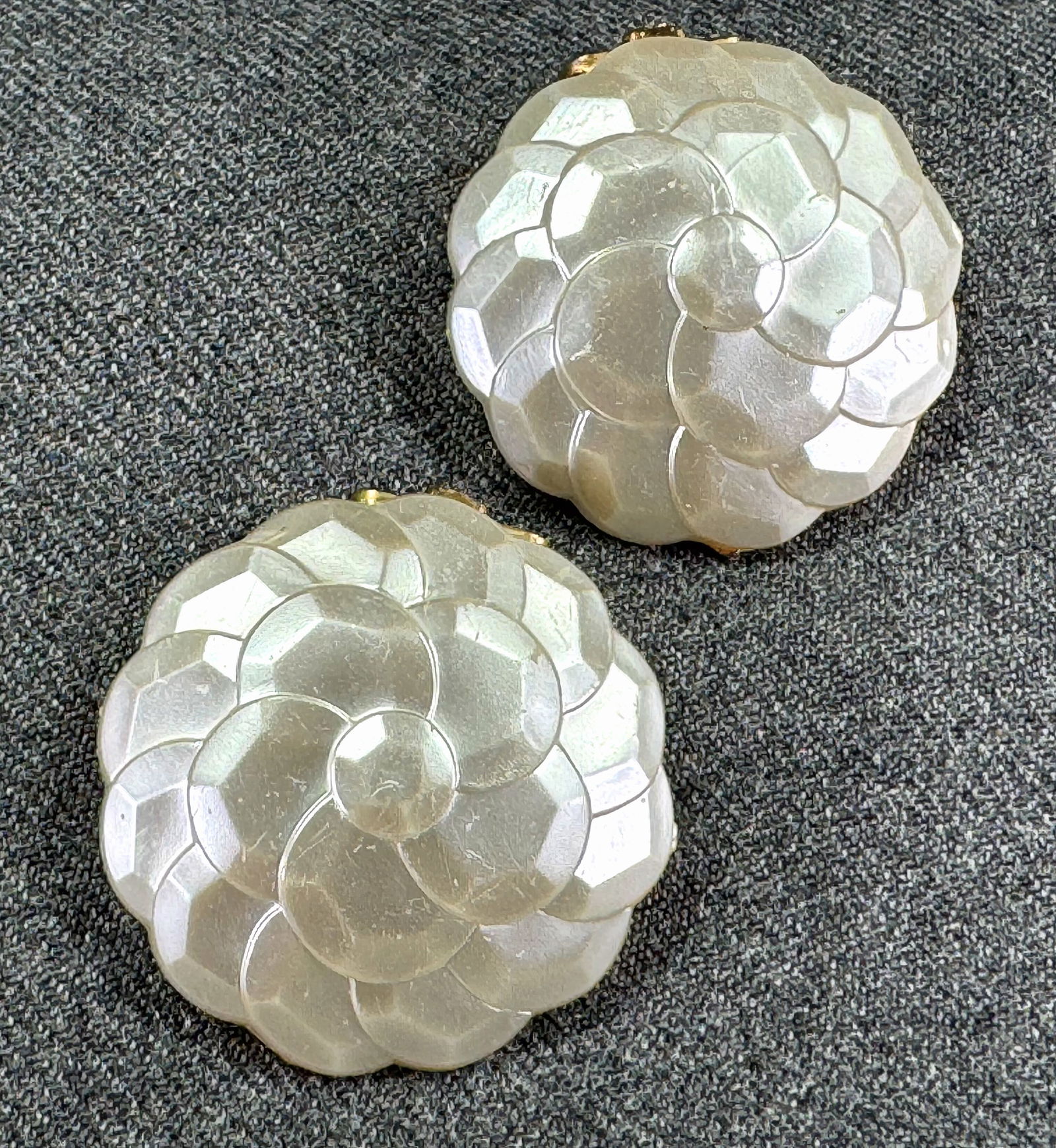 Vintage pearly plastic flower dress clip brooches. Lot of 2 (1 of 5)