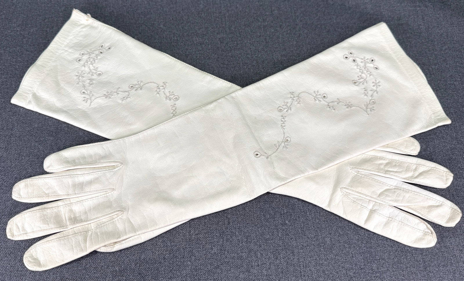 Vintage German embroidery flowers real kid leather gloves Size 6 1/2: Vintage German embroidery flowers real kid leather gloves Size 6 1/2. Marked Washable, 6 1/2 , Made in Western Germany,Real Kid. For measures please refer to the pictures taken with a measuring tape. 