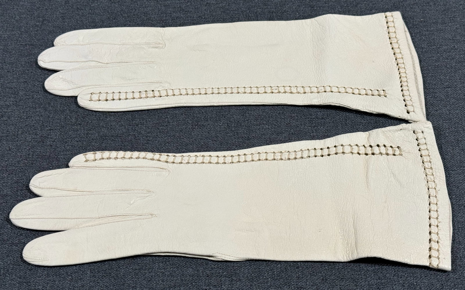 Vintage embroidery trim genuine leather gloves: Vintage embroidery trim genuine leather gloves. Unmarked. No Size. For measures please refer to the pictures taken with a measuring tape. This is a NO RESERVE AUCTION: there are no hidden or confident