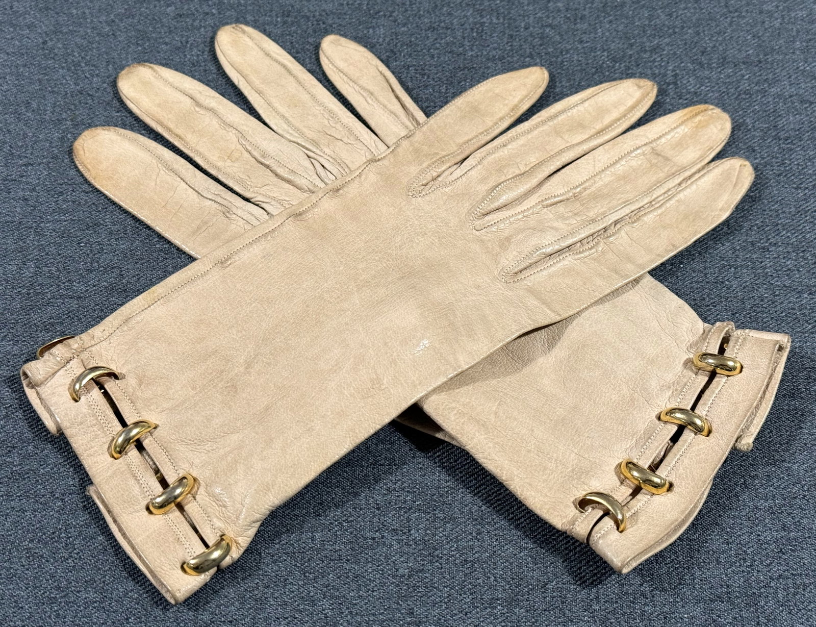 Vintage Denis Francet 362 Rue St Honore Paris goldtone metal rings leather gloves Size 7: Vintage Denis Francet 362 Rue St Honore Paris goldtone metal rings leather gloves Size 7. Marked. For measures please refer to the pictures taken with a measuring tape. This is a NO RESERVE AUCTION: t