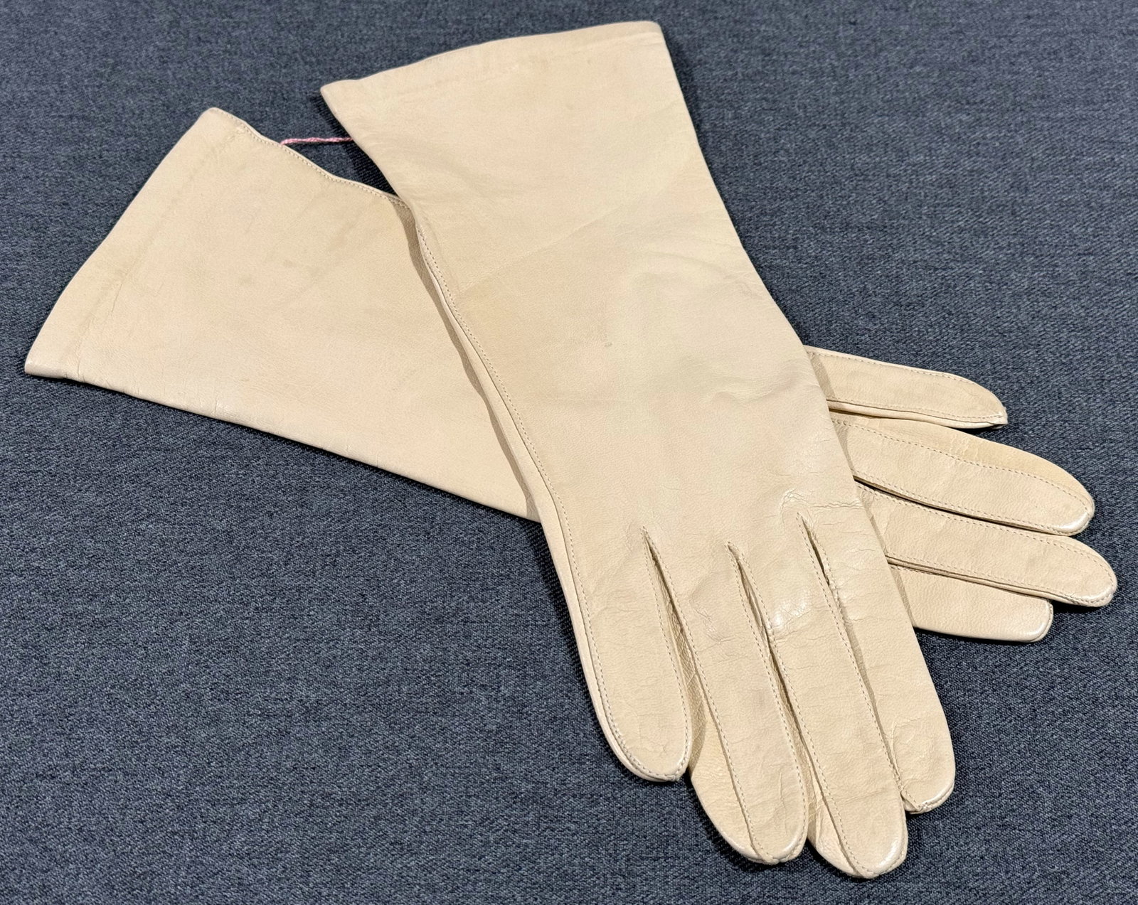 Vintage French lined in silk leather gloves Size 7: Vintage French lined in silk leather gloves Size 7 For measures please refer to the pictures taken with a measuring tape. This is a NO RESERVE AUCTION: there are no hidden or confidential reserves, al