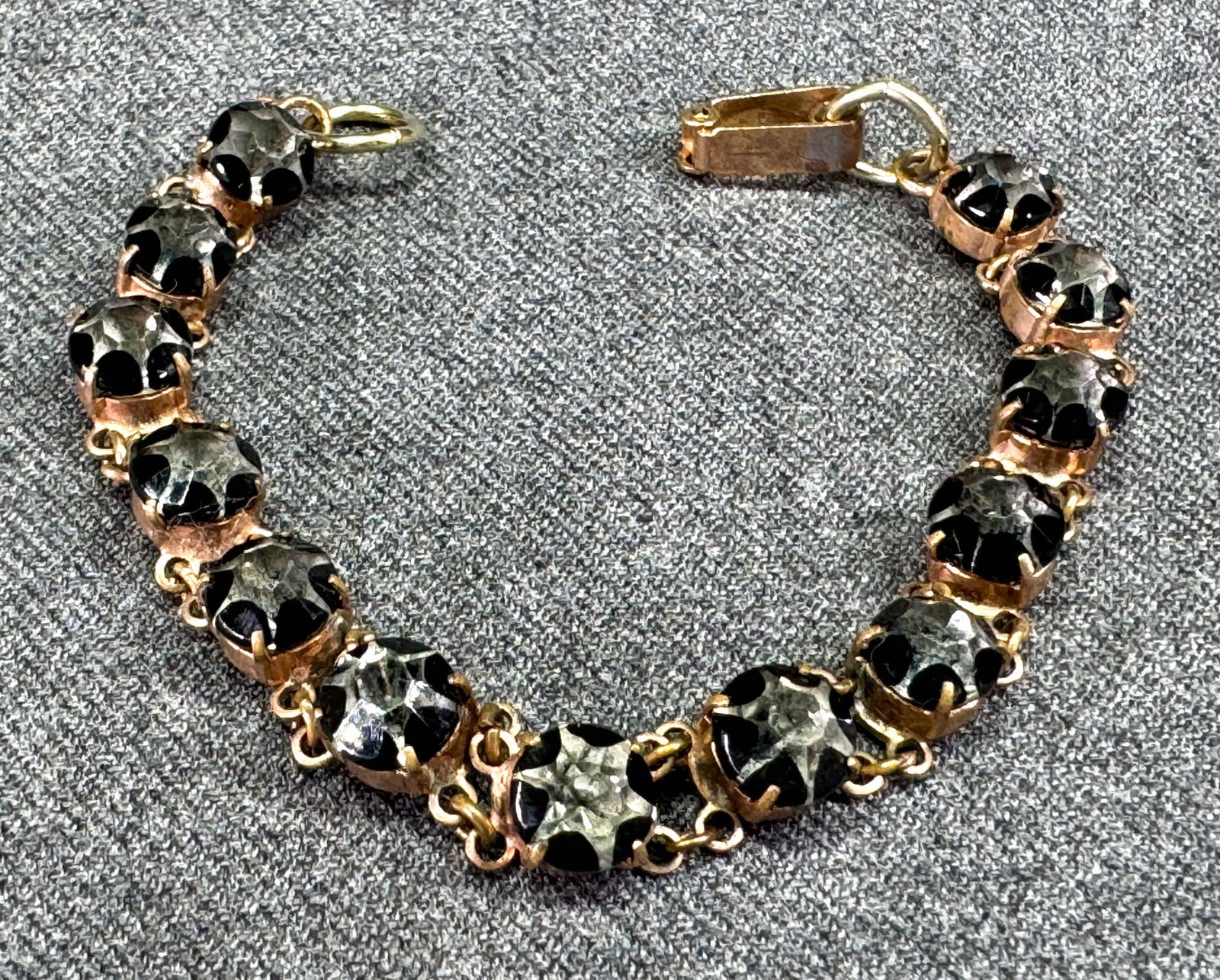 Vintage black inlaid clear faceted star crystals goldtone tennis bracelet: Vintage black inlaid clear faceted star crystals goldtone tennis bracelet. unmarked. For measures please refer to the pictures taken with a measuring tape. Weight: 10 Grams. This is a NO RESERVE AUCTI