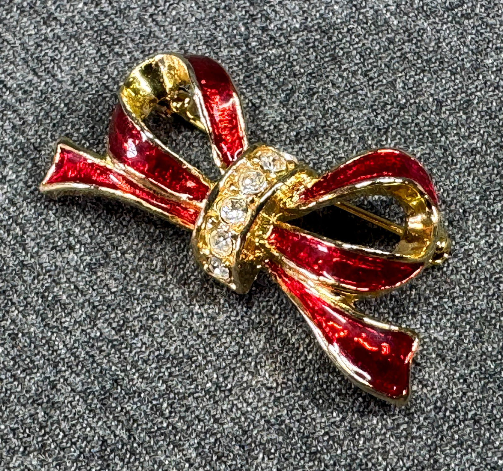Vintage 80s clear rhinestones red enamel goldtone pin brooch with ring keeper (1 of 8)