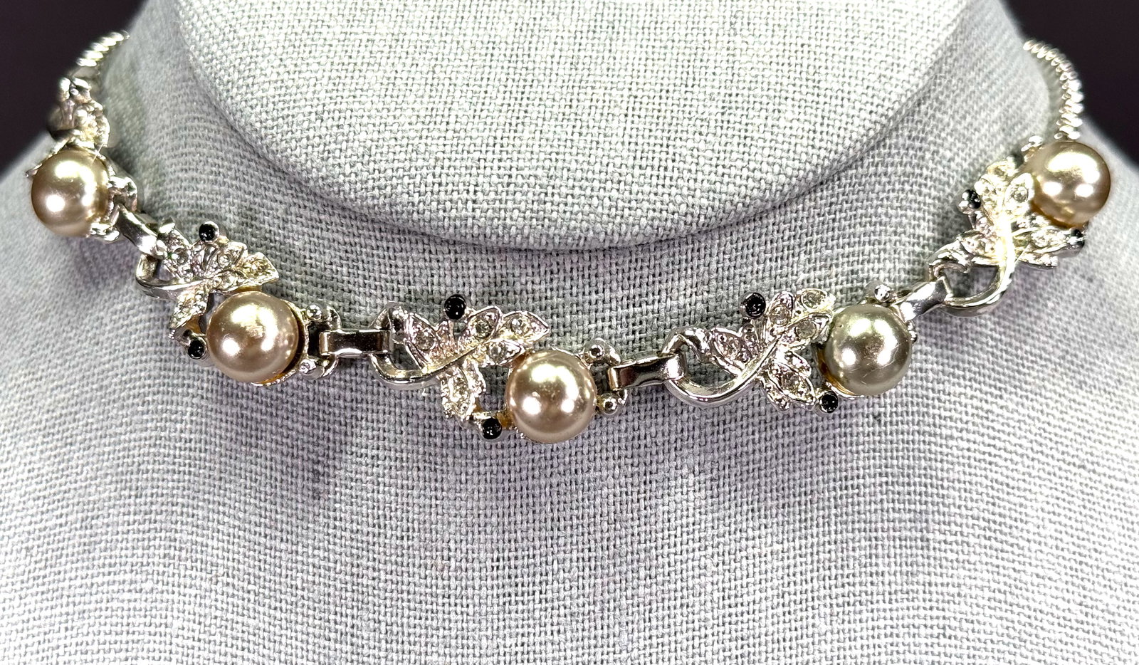 Vintage pearly, clear rhinestones & black enamel sivertone metal box chain collar necklace: Vintage pearly, clear rhinestones & black enamel sivertone metal box chain collar necklace. Unmarked For measures please refer to the pictures taken with a measuring tape. Weight: 26 Grams. This is a 