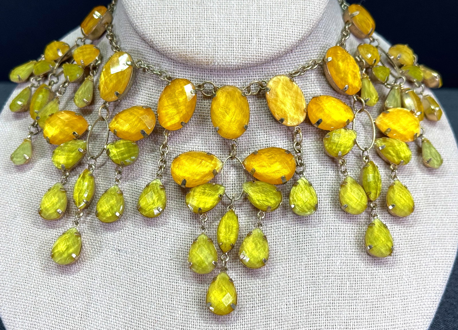 Yellowish faceted lucite beads goldtone metal waterfall collar bib necklace: Yellowish faceted lucite beads goldtone metal waterfall collar bib necklace. Unmarked For measures please refer to the pictures taken with a measuring tape. Weight: 50 Grams. This is a NO RESERVE AUCT