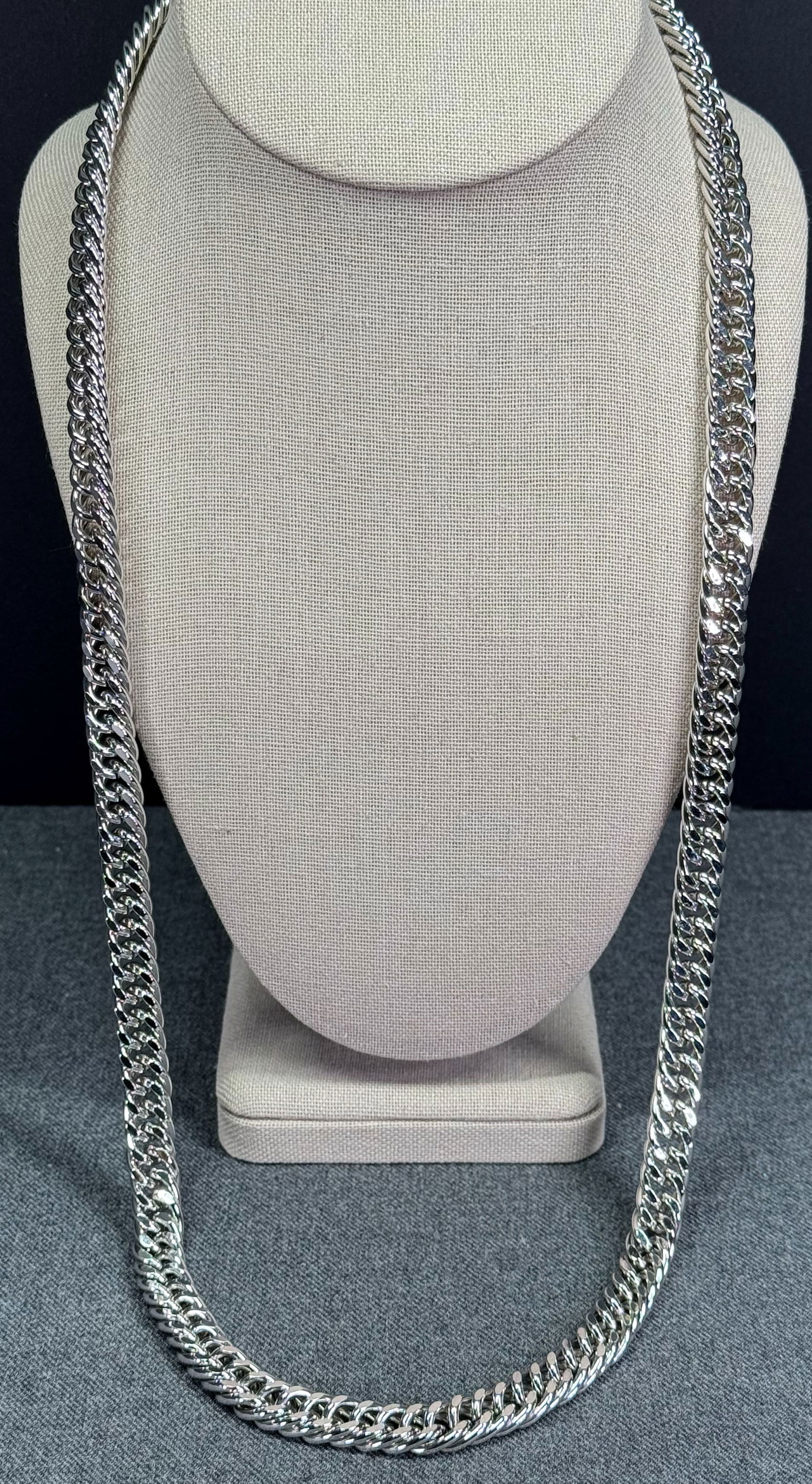 Vintage 80s Monet heavy silvertone metal chain necklace: Vintage 80s Monet heavy silvertone metal chain necklace. Marked For measures please refer to the pictures taken with a measuring tape. Weight: 130 Grams. This is a NO RESERVE AUCTION: there are no hid