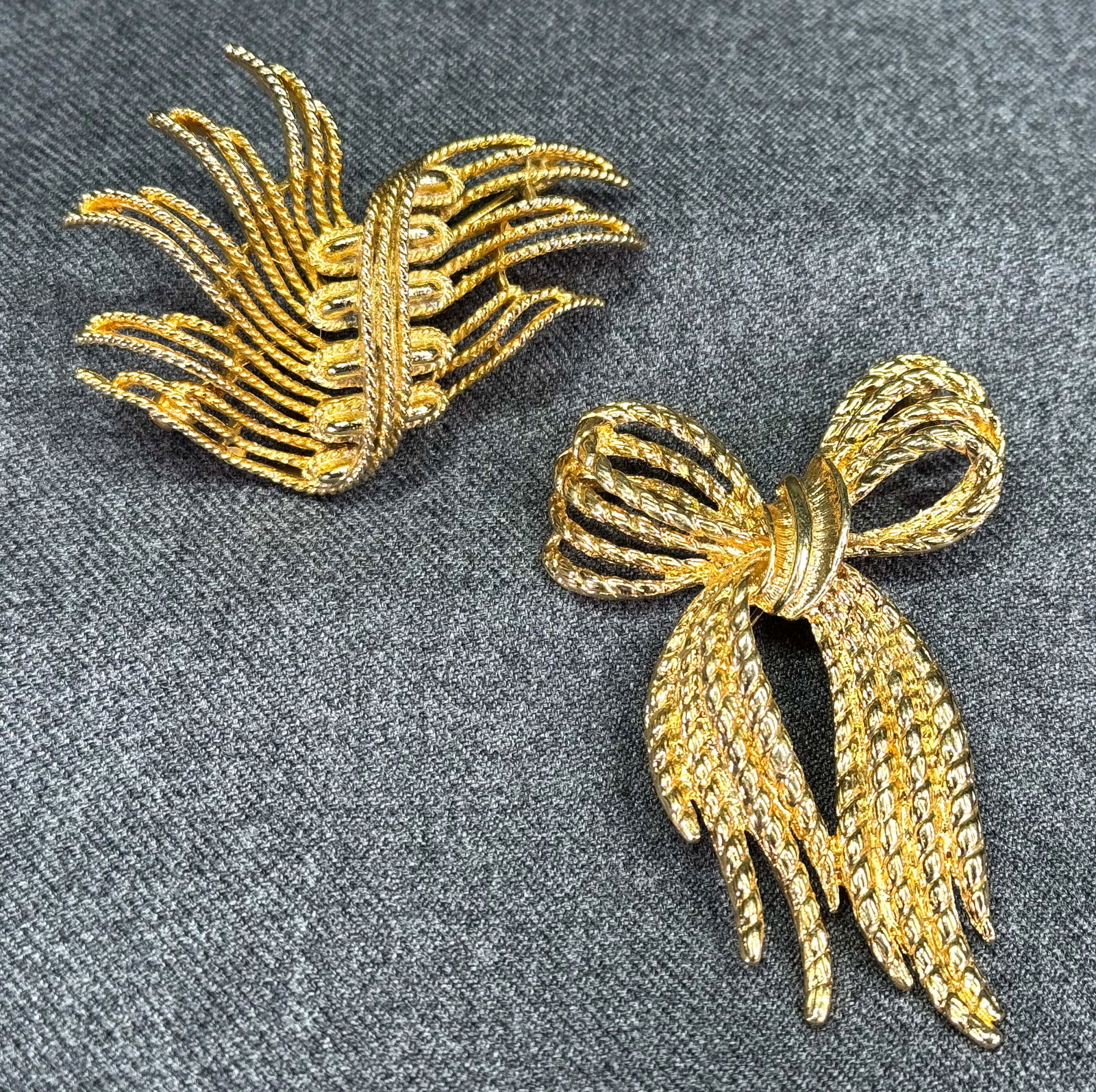 Vintage goldtone Lisner feathers & unbranded ribbons in bow pin brooches (1 of 8)