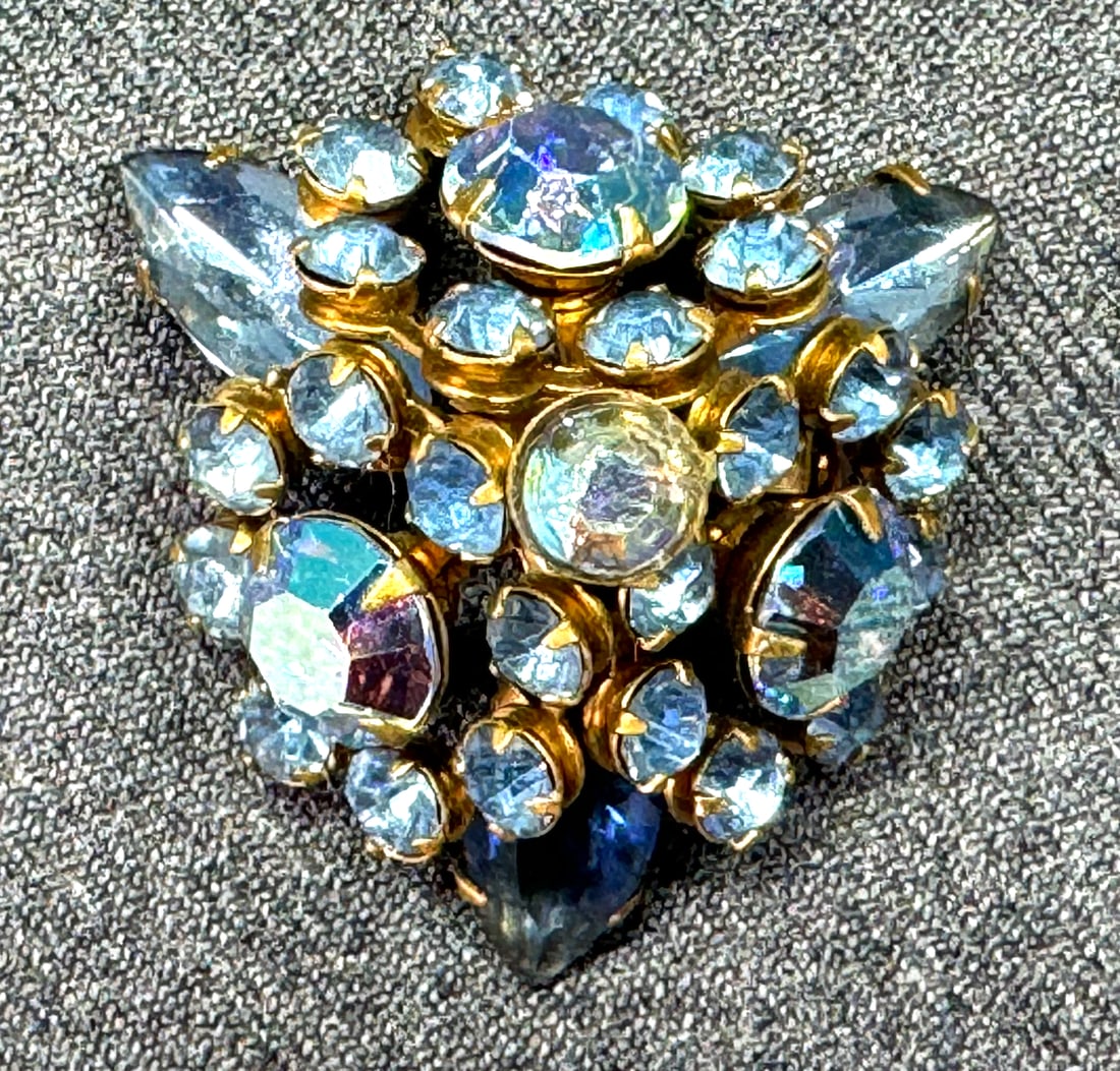 Vintage bluish & AB crystal goldtone flower pin brooch: Vintage bluish & AB crystal goldtone flower pin brooch. Unmarked . For measures please refer to the pictures taken with a measuring tape. Weight: 16 Grams. This is a NO RESERVE AUCTION: there are no h