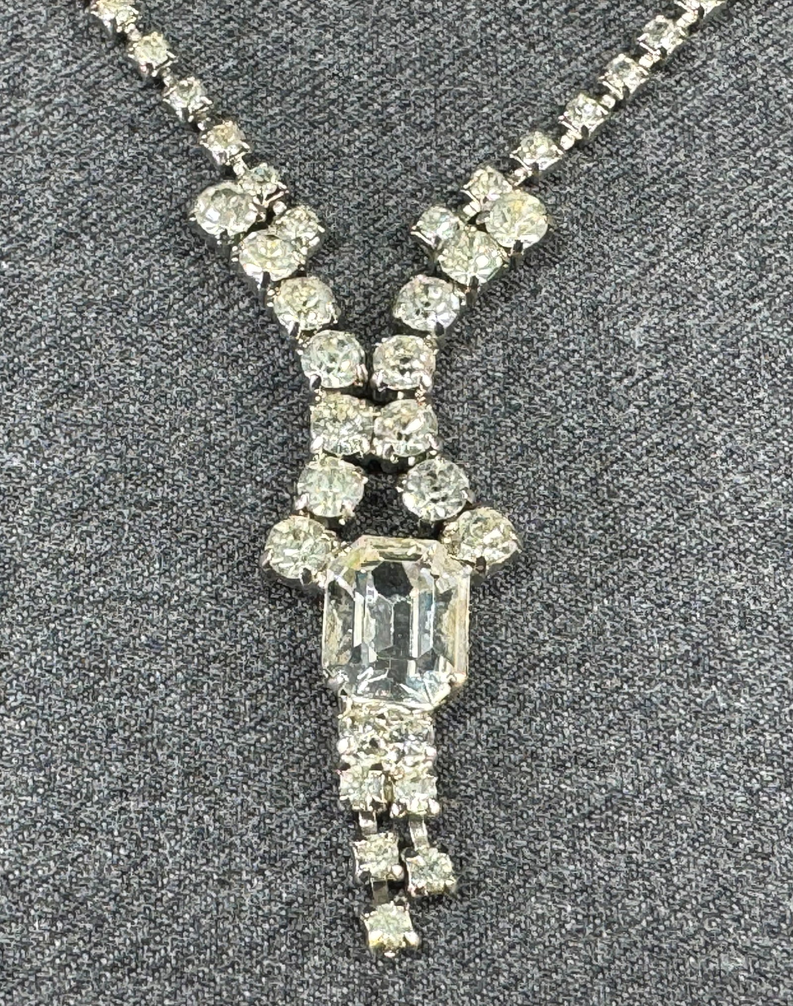 Vintage Weisner style clear crystals silvertone metal collar necklace.: Vintage Weisner style clear crystals silvertone metal collar necklace. Unmarked. For measures please refer to the pictures taken with a measuring tape. Weight: 15 Grams. This is a NO RESERVE AUCTION: 
