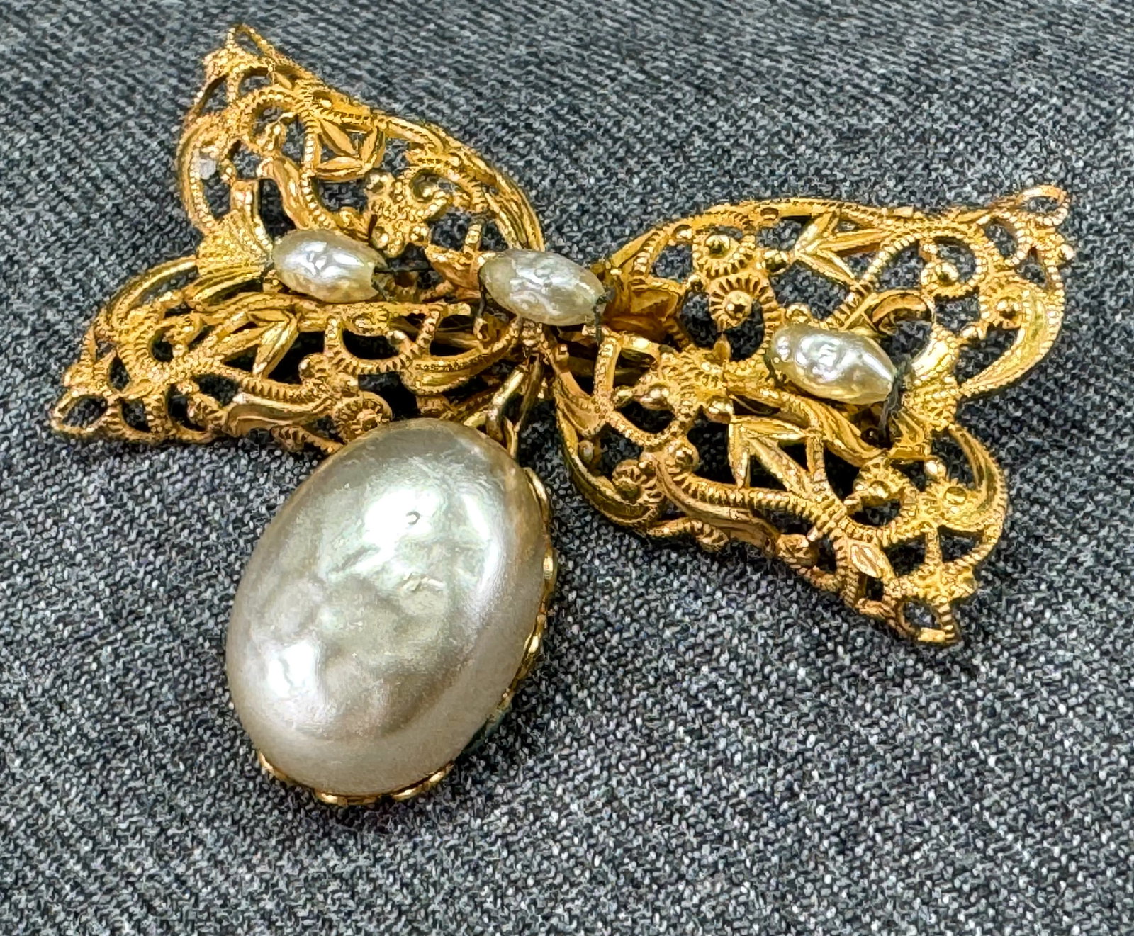 Vintage Haskell  faux baroque pearls filigree goldtone metal bow with dangle pin brooch. (1 of 6)