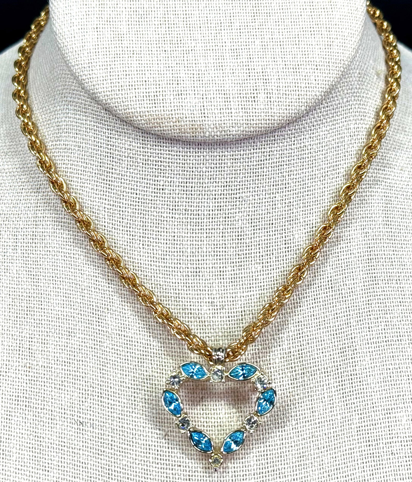 Vintage 80s turquoise & clear crystals goldtone metal heart pin pendant with chain: Vintage 80s turquoise & clear crystals goldtone metal heart pin pendant with chain strap necklace. For measures please refer to the pictures taken with a measuring tape. Weight: 20 Grams . This is a N