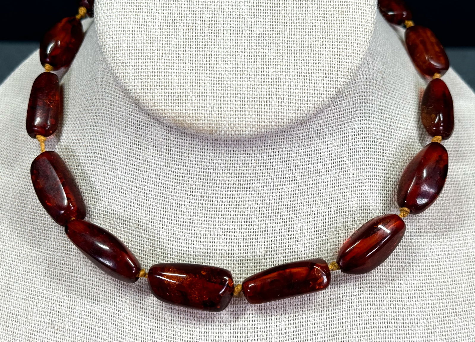 Vintage amber hand knotted in between beads collar necklace.: Vintage amber hand knotted in between beads collar necklace. Goldtone metal heart toggle clasp. Unmarked. For measures please refer to the pictures taken with a measuring tape. Weight: 25 Grams. This