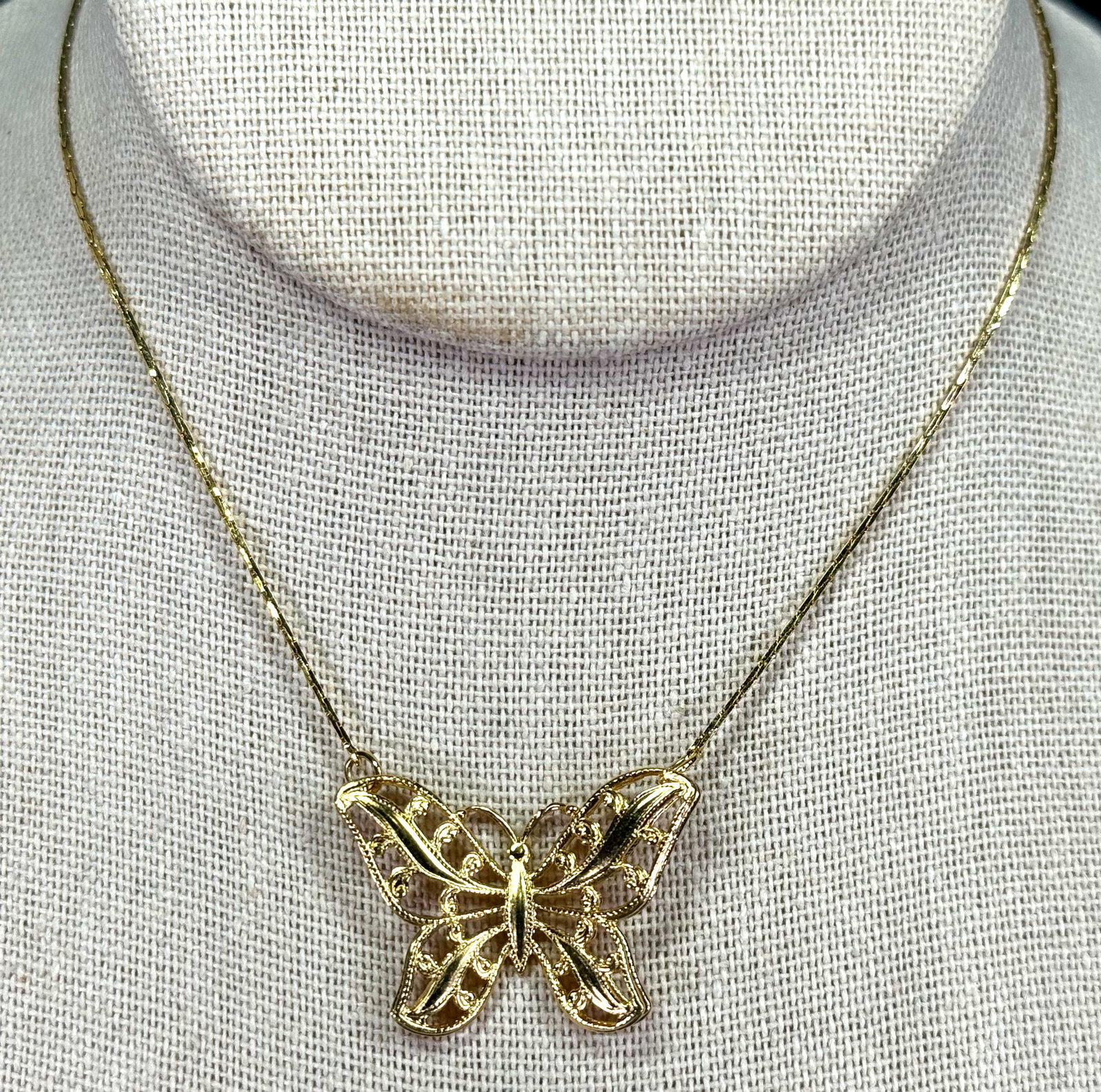 Vintage Napier filigree butterfly goldtone metal chain strap collar necklace.: Vintage Napier filigree butterfly goldtone metal chain strap collar necklace.. Marked. For measures please refer to the pictures taken with a measuring tape. Weight: 4 Grams. This is a NO RESERVE AUCT