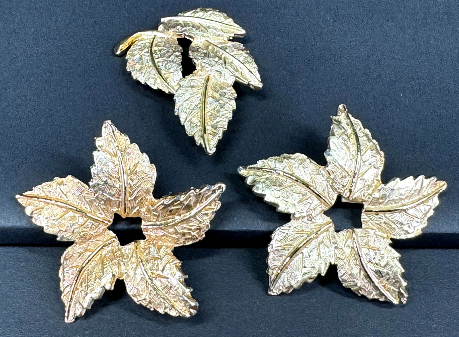 Vintage textured goldtone metal flower & leaf pin brooches. Lot of 3.: Vintage textured goldtone metal flower & leaf pin brooches. Lot of 3. Unmarked . For measures please refer to the pictures taken with a measuring tape. Weight: 46 Grams. This is a NO RESERVE AUCTION: