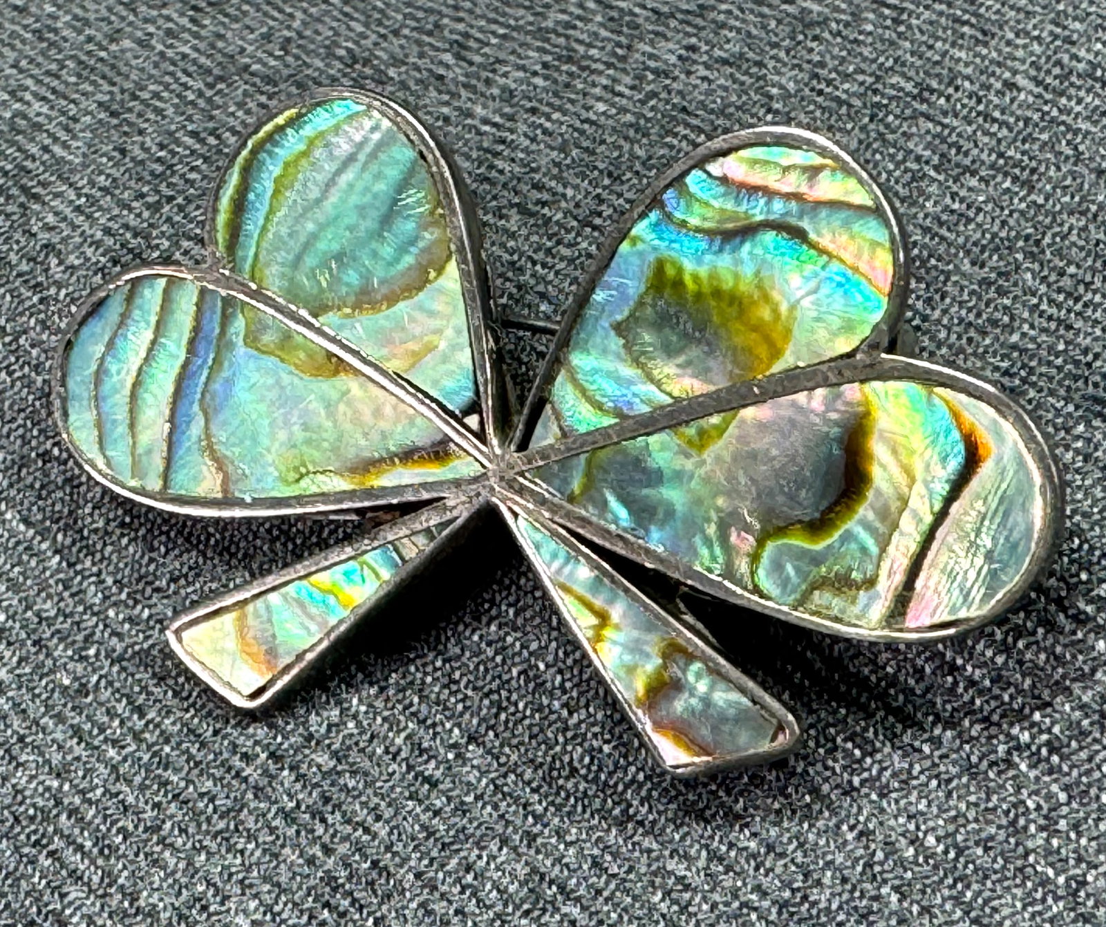 Vintage Mexican inlaid abalone sterling silver hearts bow pin brooch.: Vintage Mexican inlaid abalone sterling silver hearts bow pin brooch. Marked. For measures please refer to the pictures taken with a measuring tape. Weight: 6.50 Grams. This is a NO RESERVE AUCTION: t