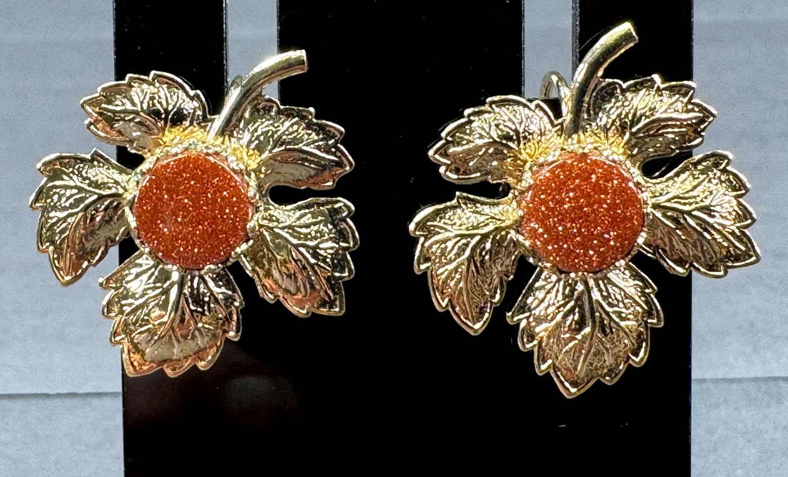 Vintage goldstone cab goldtone metal maple leaf screw back earrings.: Vintage goldstone cab goldtone metal maple leaf screw back earrings. Unmarked. For measures please refer to the pictures taken with a measuring tape. Weight: 6 Grams. This is a NO RESERVE AUCTION: the