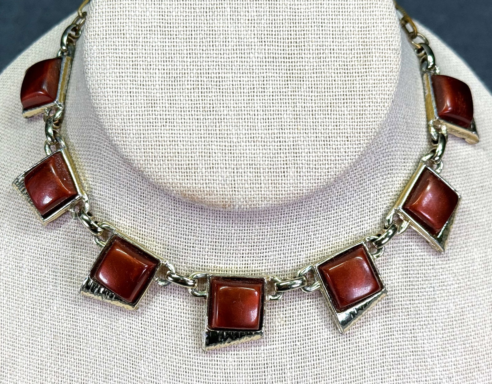 Vintage brownish copper color plastic cabs goldtone metal collar necklace: Vintage brownish copper color plastic cabs goldtone metal collar necklace. Unmarked. For measures please refer to the pictures taken with a measuring tape. Weight: 34 Grams This is a NO RESERVE AUCTIO