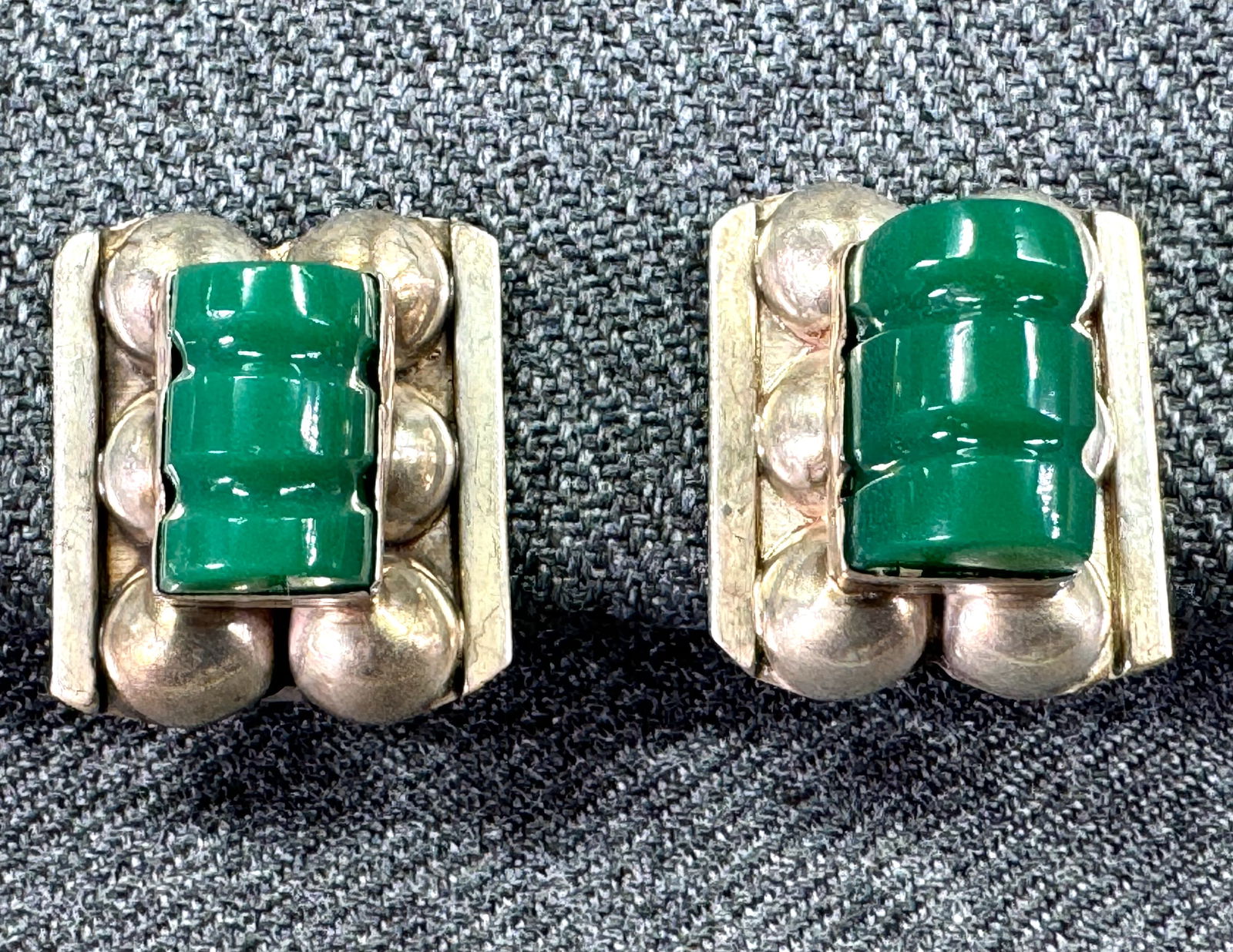 Vintage Mexican carved green onyx sterling silver screw earrings. (1 of 7)