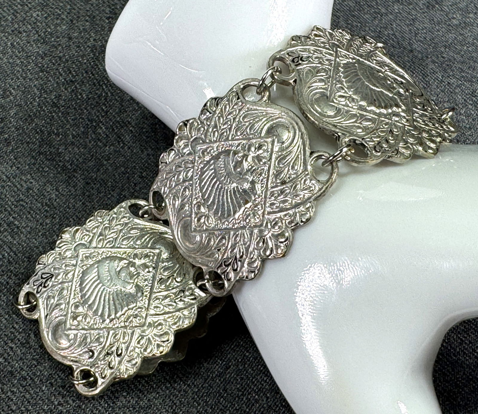 Vintage indian chief silvertone metal panels bracelet. (1 of 10)