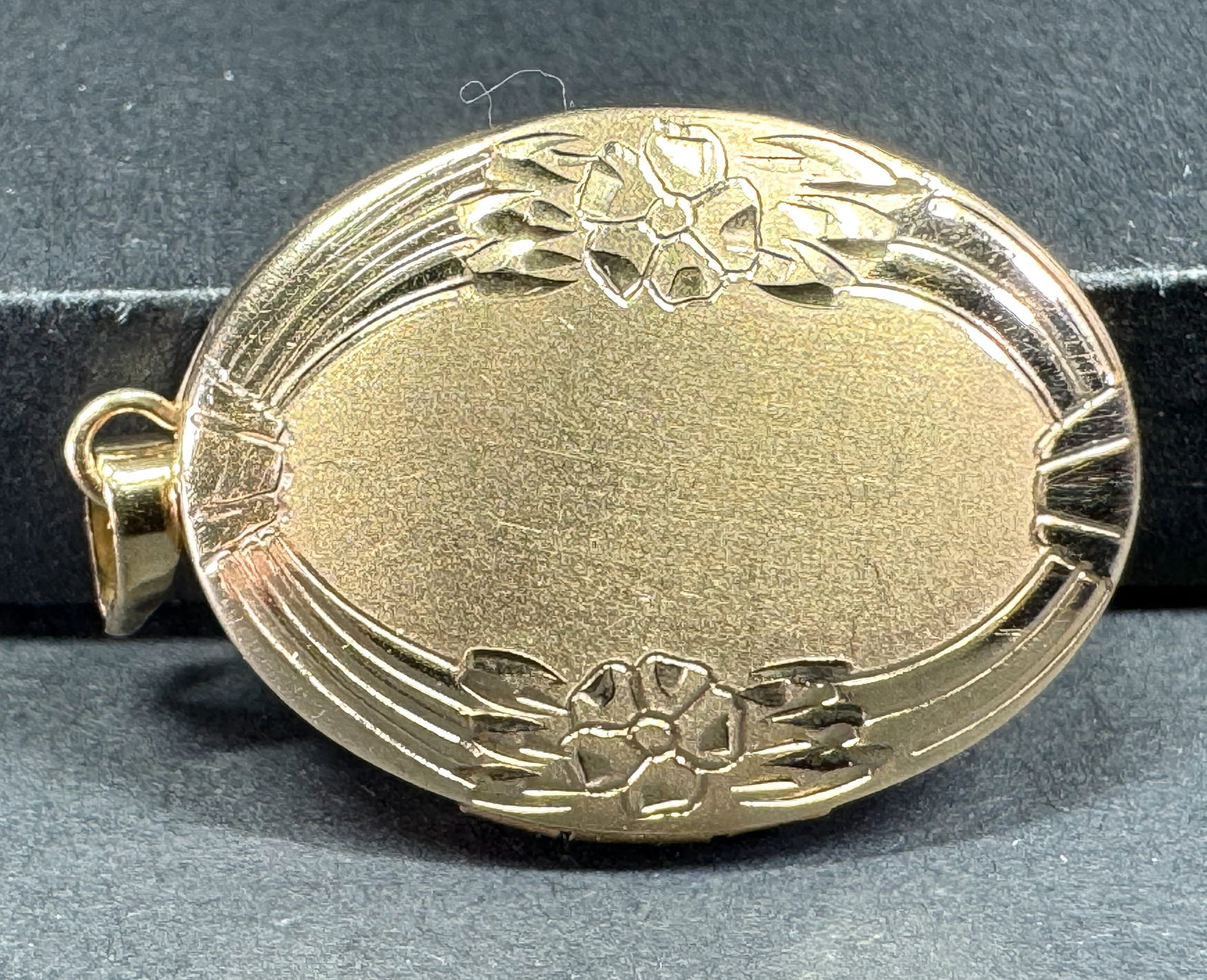 Vintage engraved flowers oval shaped 14K gold-filled locket pendant.: Vintage engraved flowers oval shaped 14K gold-filled locket pendant. Marked 14K GF & K. For measures please refer to the pictures taken with a measuring tape. Weight: 3 Grams. This is a NO RESERVE AUC