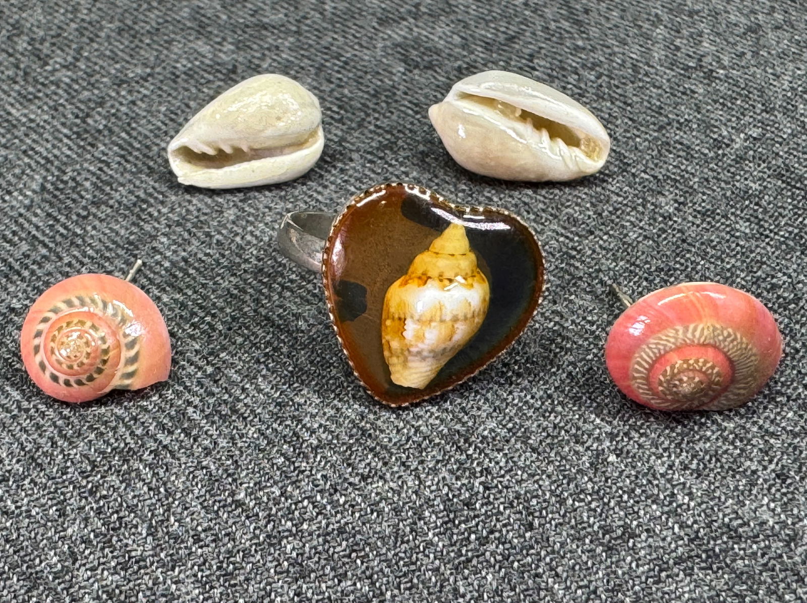 Vintage assorted real shell inlaid resin silvertone adjustable ring & 2 stud earrings (1 of 5)
