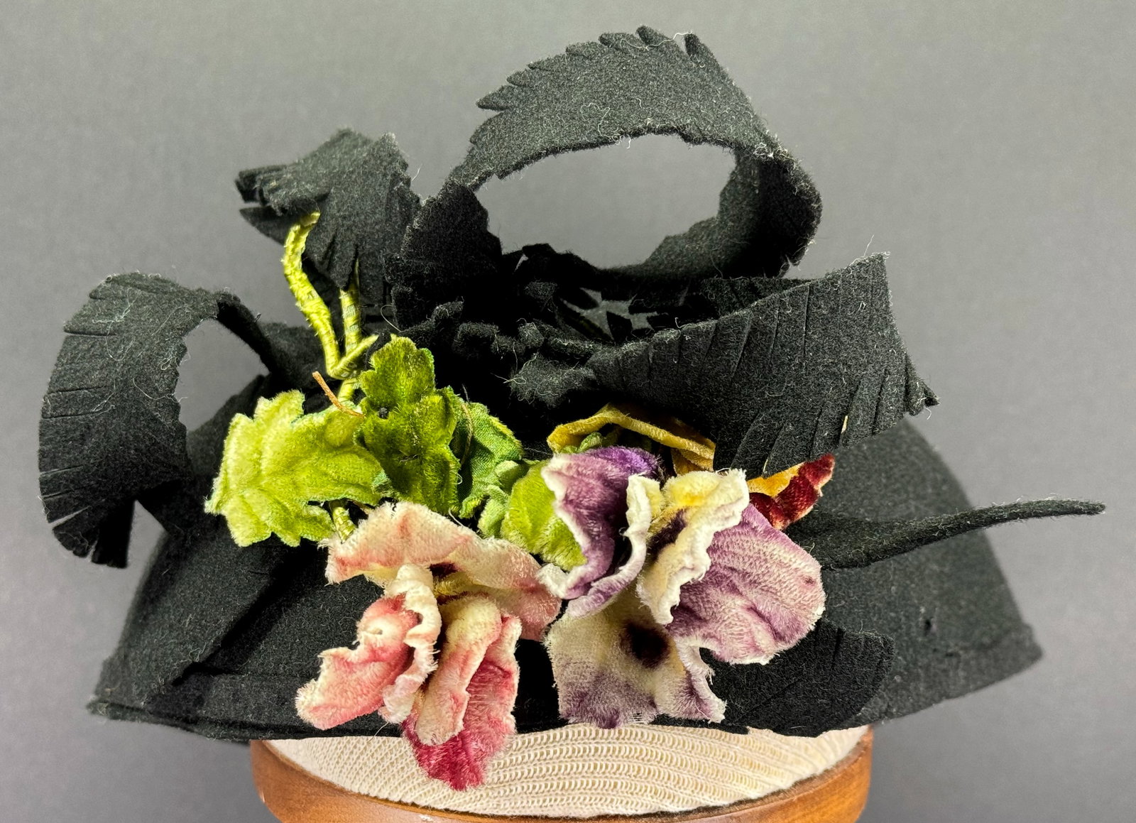 Vintage color velvette flowers & leaves black felt hat. (1 of 9)