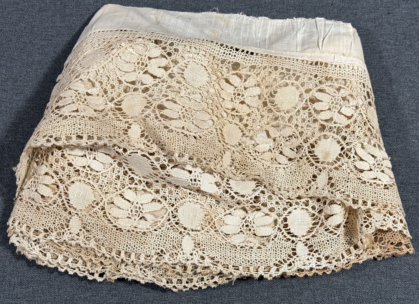 Vintage lace trim. 140 inches long: Vintage lace trim. 140 inches long. 140 inches long. For measures please refer to the pictures taken with a measuring tape. This is a NO RESERVE AUCTION: there are no hidden or confidential reserves,