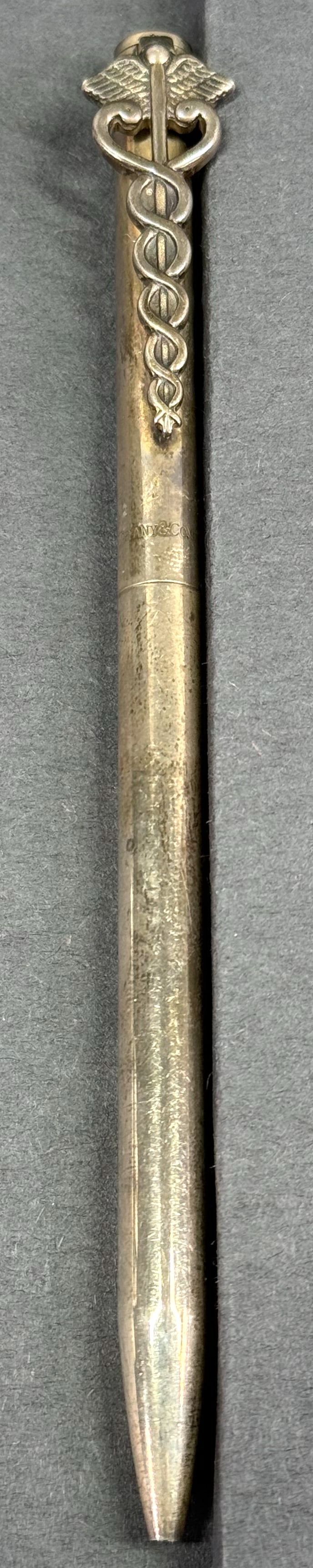 Tiffany & Co sterling silver Caduceus clip Ballpoint pen.: Tiffany & Co sterling silver Caduceus clip Ballpoint pen. Marked. It has engraved a monogram. No refill. For measures please refer to the pictures taken with a measuring tape. Weight: 15.76 Grams. Thi