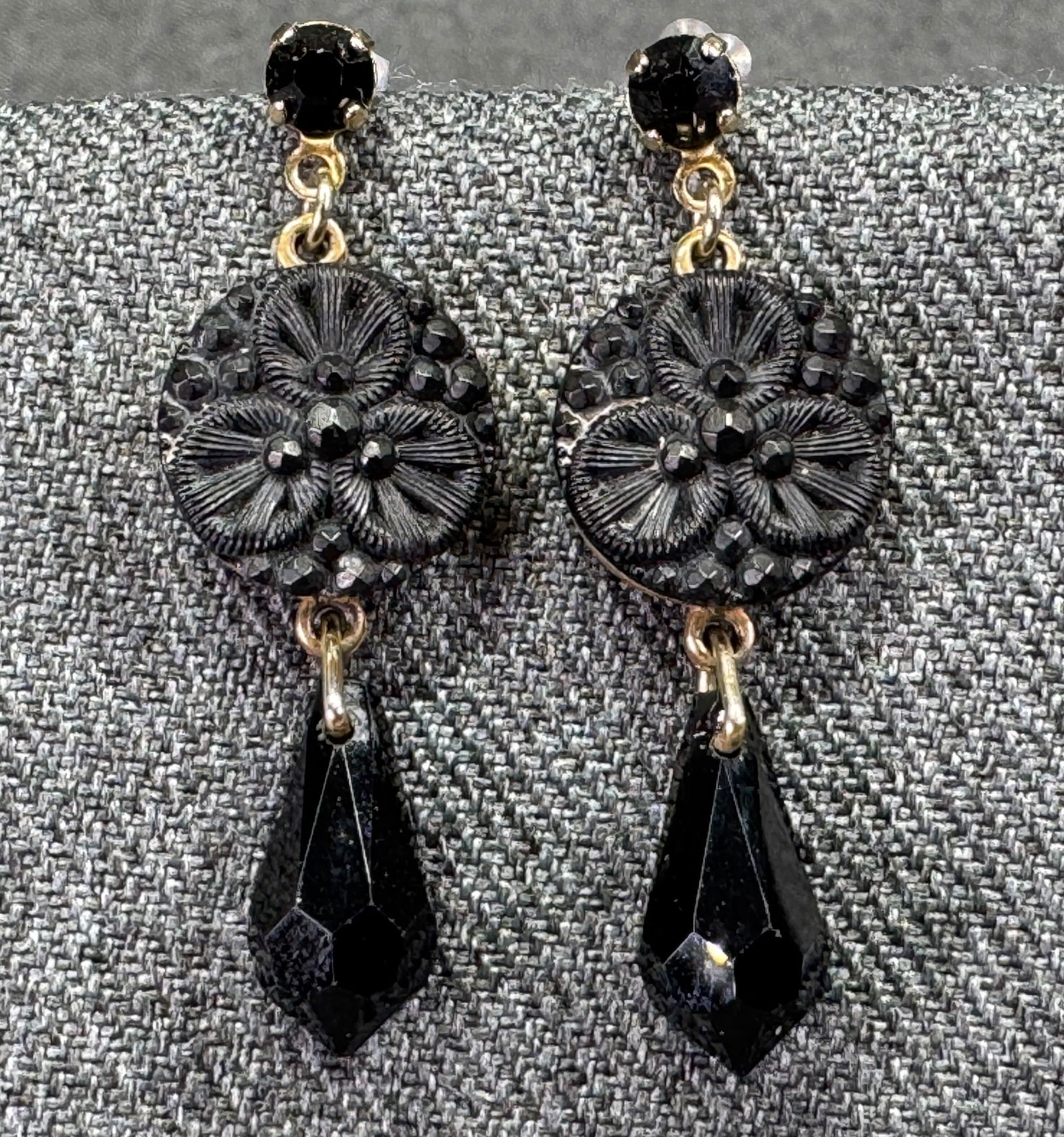 Vintage Czech black glass flower & faceted crystal goldtone stud earrings: Vintage Czech black glass flower & faceted crystal goldtone stud earrings. Unmarked. For measures please refer to the pictures taken with a measuring tape. Weight: 7 Grams. This is a NO RESERVE AUCTIO