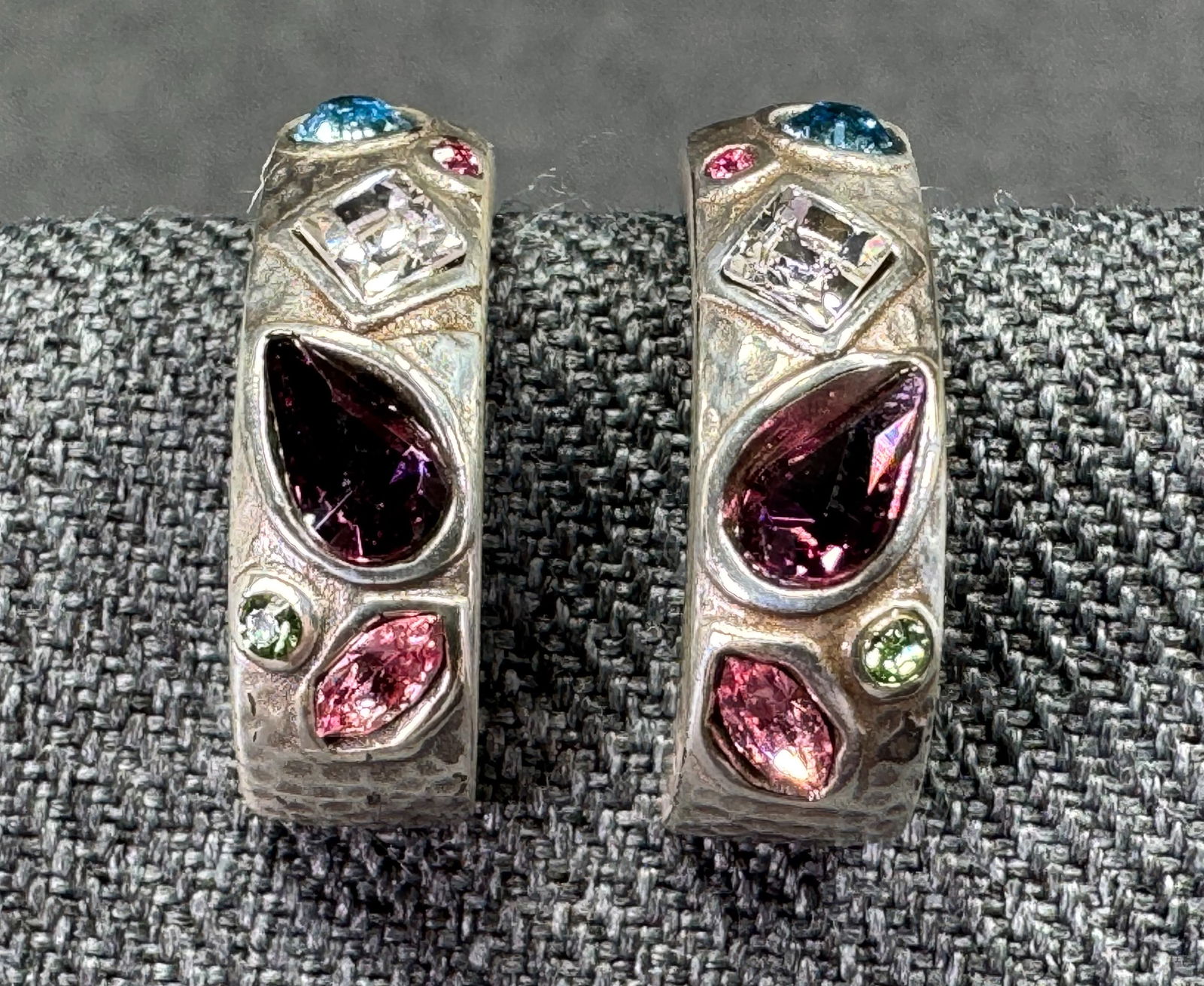 Vintage color crystals hammered silvertone metal stud earrings. (1 of 4)