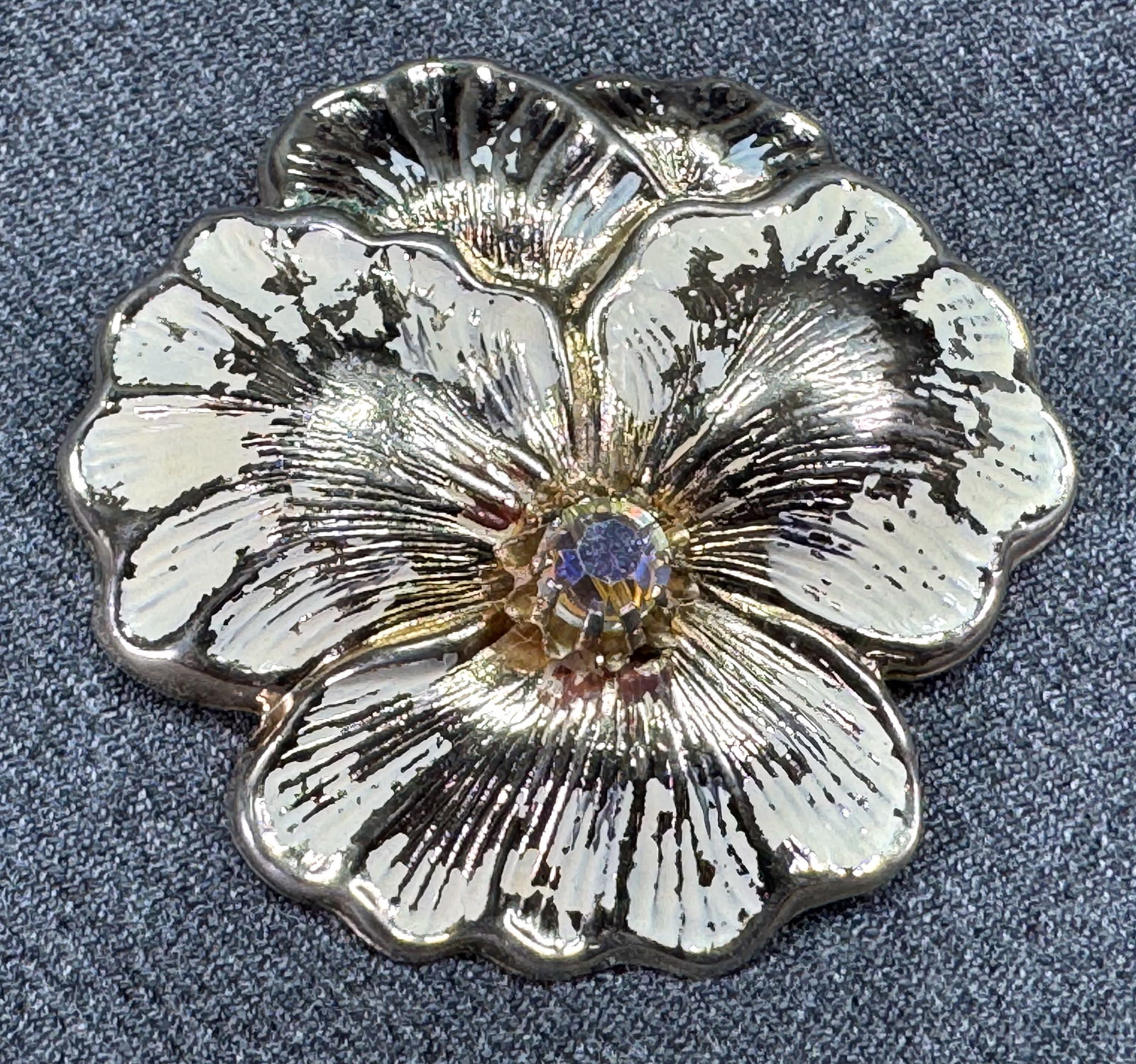 Vintage Coro AB crystal creamy enamel accents goldtone metal flower pin brooch: Vintage Coro AB crystal creamy enamel accents goldtone metal flower pin brooch. Marked. For measures please refer to the pictures taken with a measuring tape. Weight: 17 Grams. This is a NO RESERVE AU