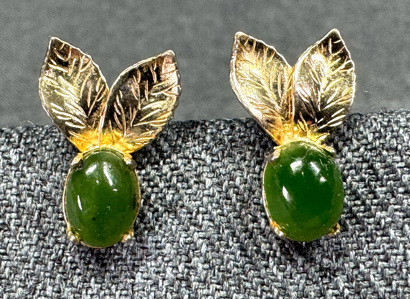 Vintage 12K gold-filled green jade cab leaves screw back earrings (1 of 6)