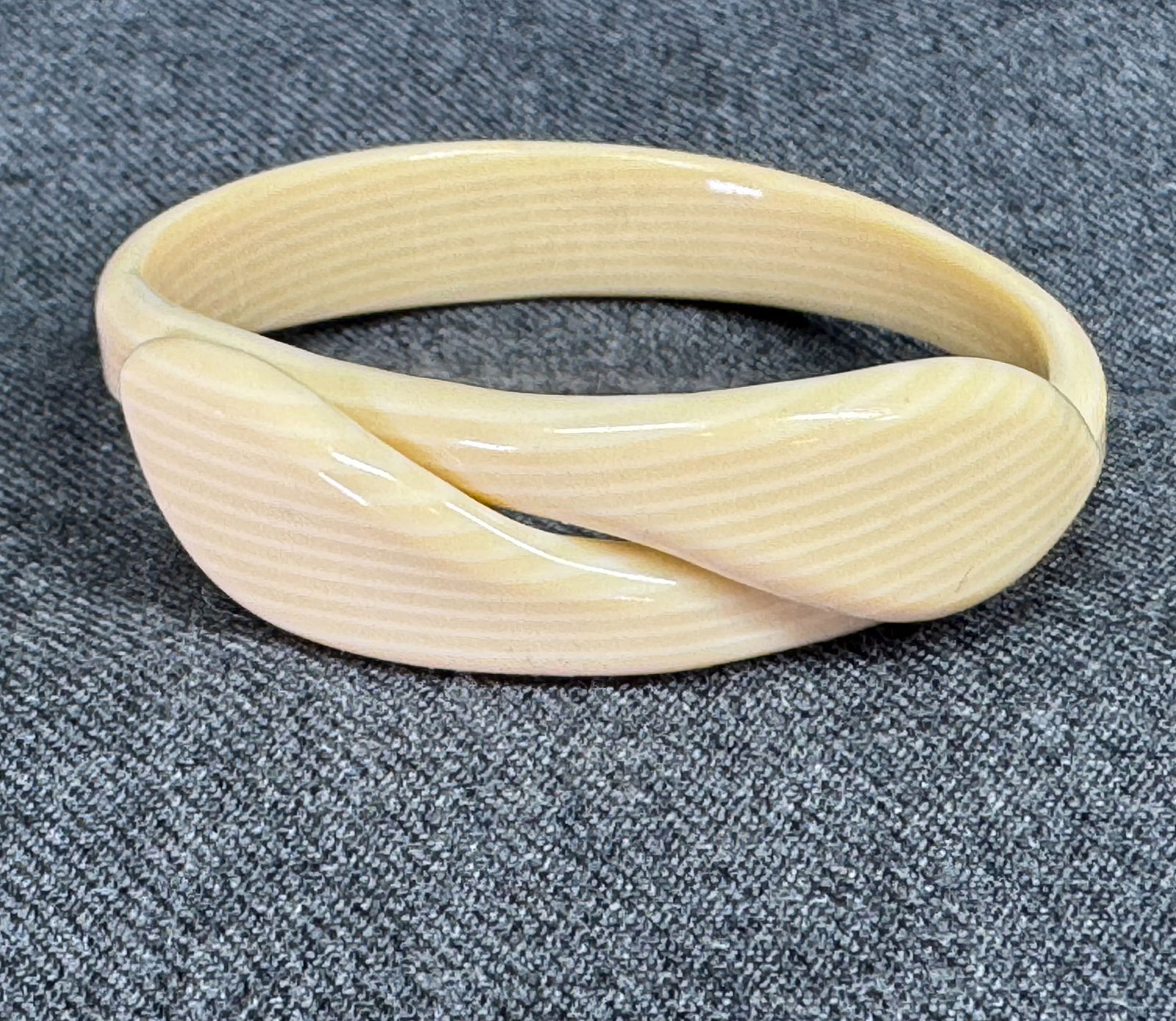 Vintage French striped creamy plastic snake bracelet . Lea Stein?: Vintage French striped creamy plastic snake bracelet . Lea Stein?. Unmarked. For measures please refer to the pictures taken with a measuring tape. Weight: 13 Grams. This is a NO RESERVE AUCTION: ther