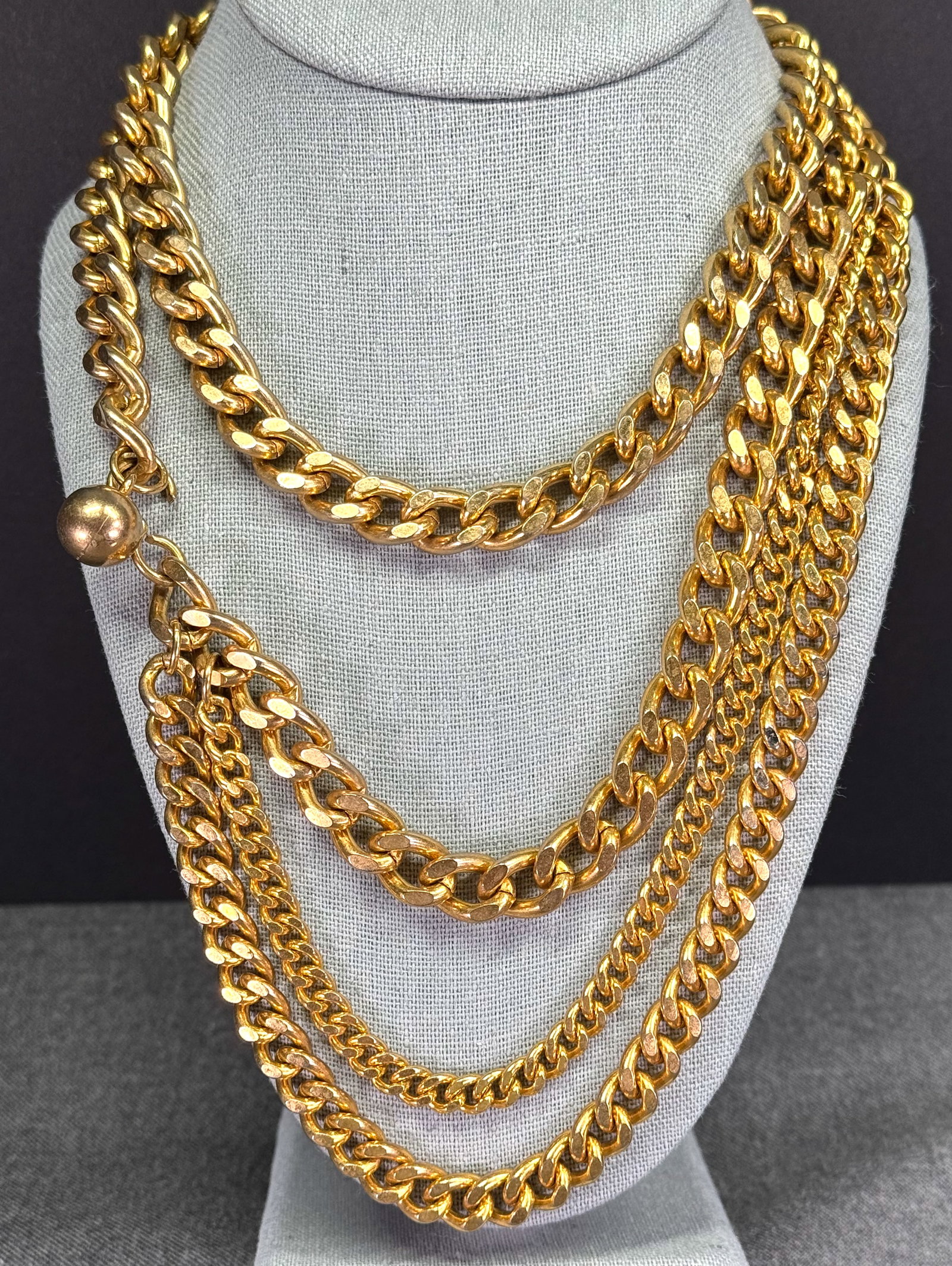 Vintage 80s heavy chain goldtone metal belt / necklace: Vintage 80s heavy chain goldtone metal belt / necklace. Unmarked. For measures please refer to the pictures taken with a measuring tape. Weight: 250 Grams. This is a NO RESERVE AUCTION: there are no h