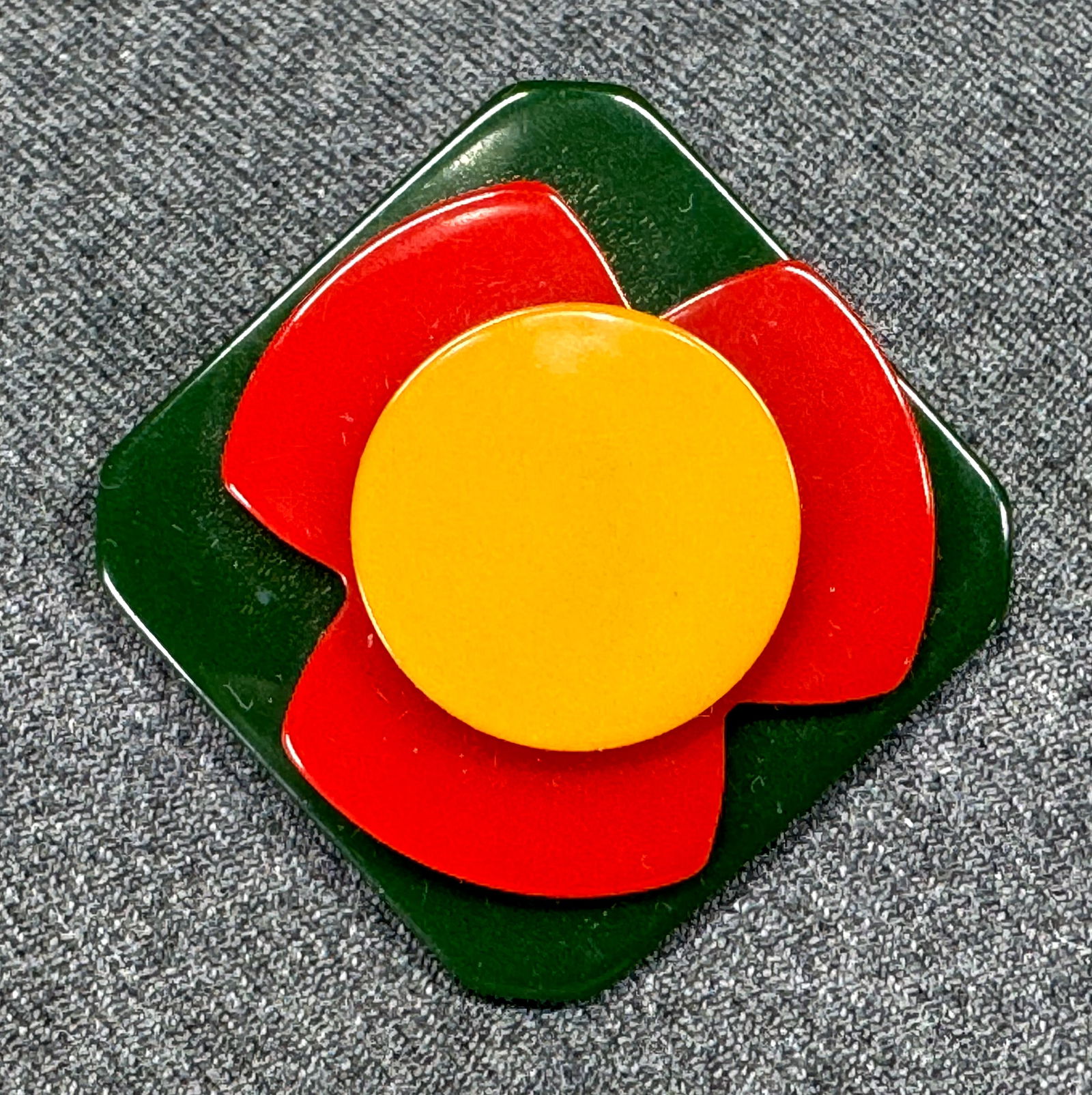 Vintage artisan assembled  bakelite chips flower pin brooch (1 of 7)