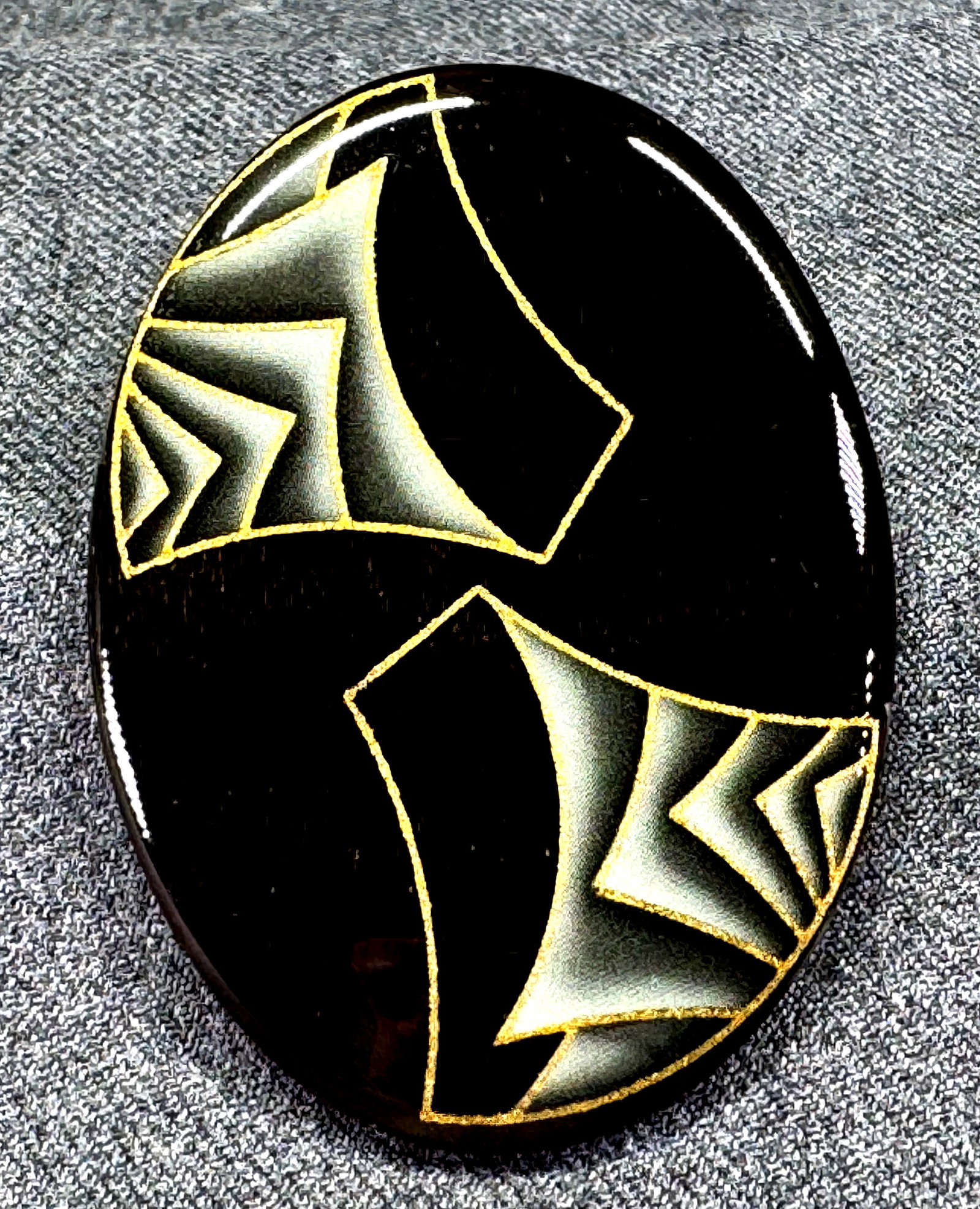 Vintage 80s art deco revival lacquered black pin brooch: Vintage 80s art deco revival lacquered black pin brooch. Unmarked. For measures please refer to the pictures taken with a measuring tape. Weight: 10 Grams. This is a NO RESERVE AUCTION: there are no h