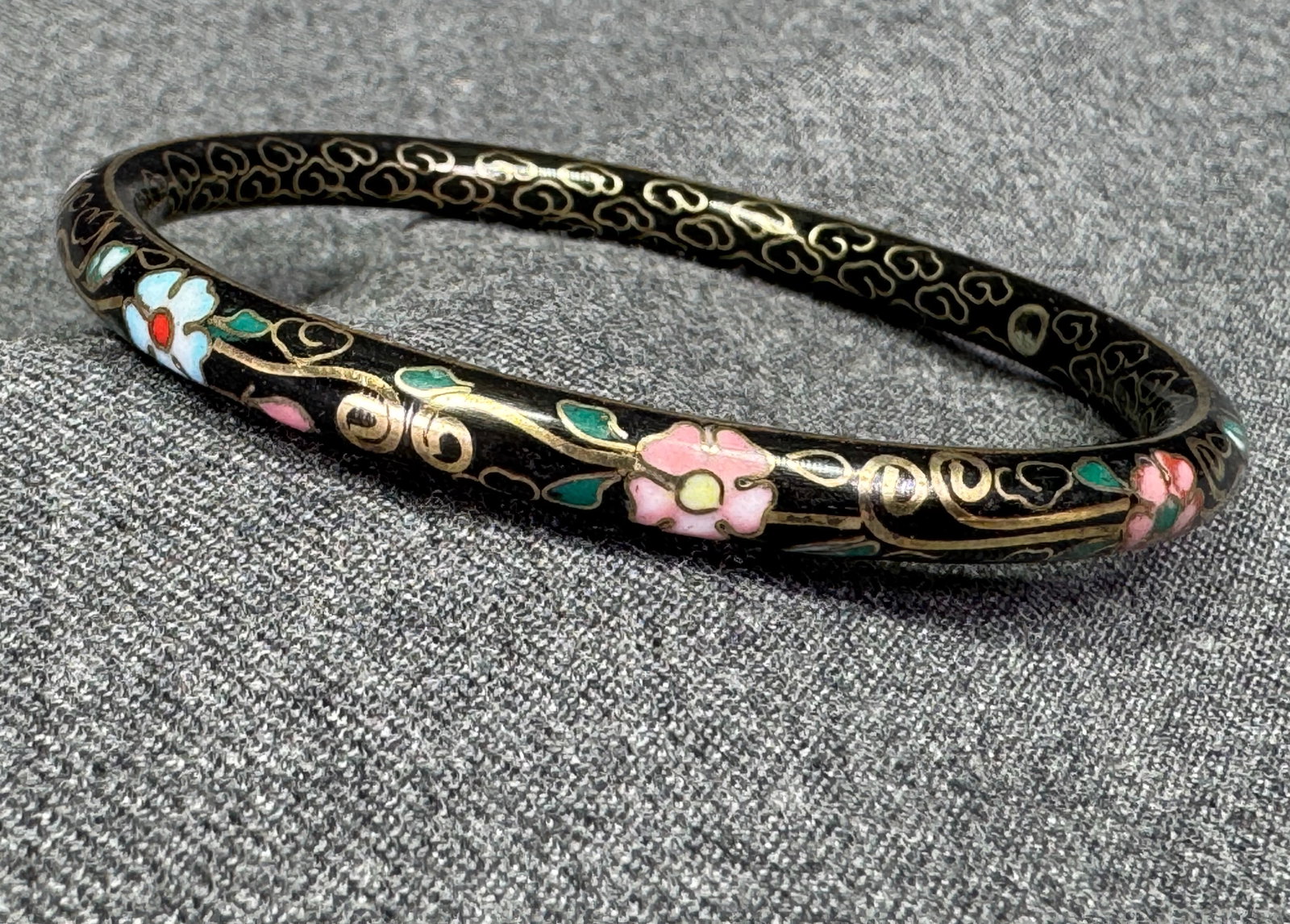 Vintage cloisonne enamel flowers & leaves bracelet bangle: Vintage cloisonne enamel flowers & leaves bracelet bangle. Unmarked. For measures please refer to the pictures taken with a measuring tape. Weight: 20 Grams. This is a NO RESERVE AUCTION: there are no