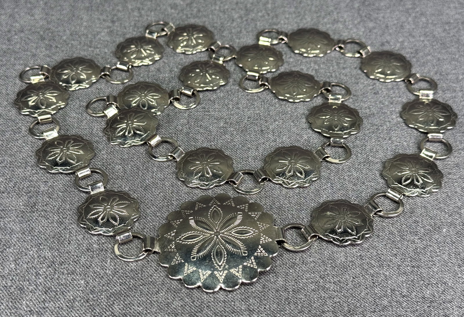 Concho style slivertone metal belt. 36 inches long: Concho style slivertone metal belt. 36 inches long. Unmarked. For measures please refer to the pictures taken with a measuring tape. Weight: 75 Grams. This is a NO RESERVE AUCTION: there are no hidden